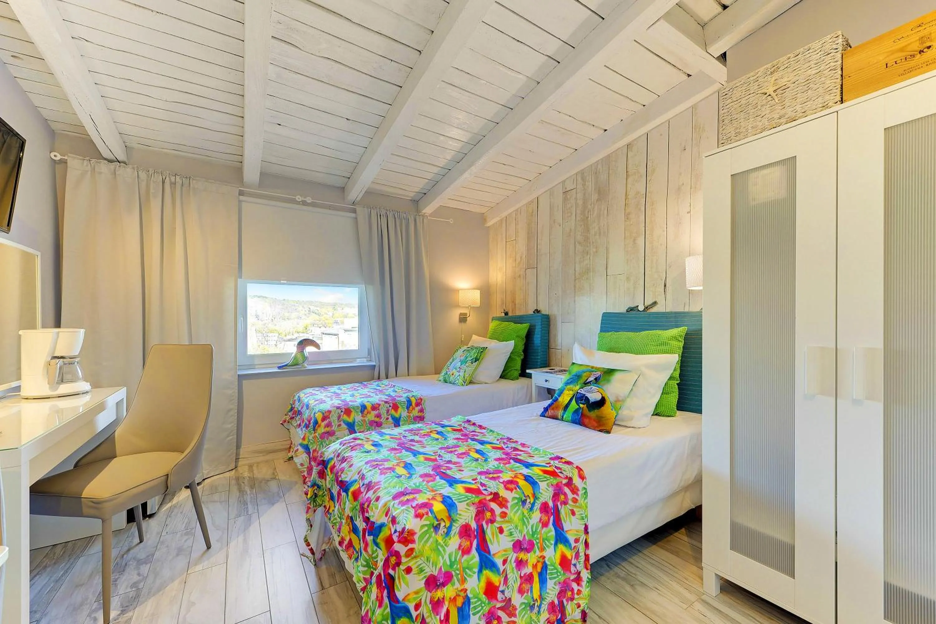 Bed in Kamienica Gdynia hotelowe komfortowe łóżka, plaża Orłowo molo