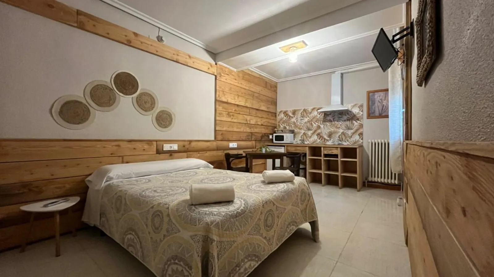 kitchen, Bed in Hostal Ochoa