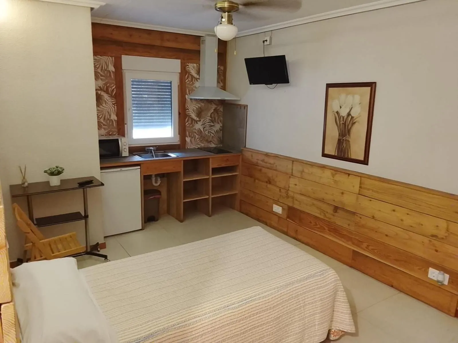 kitchen, Bed in Hostal Ochoa