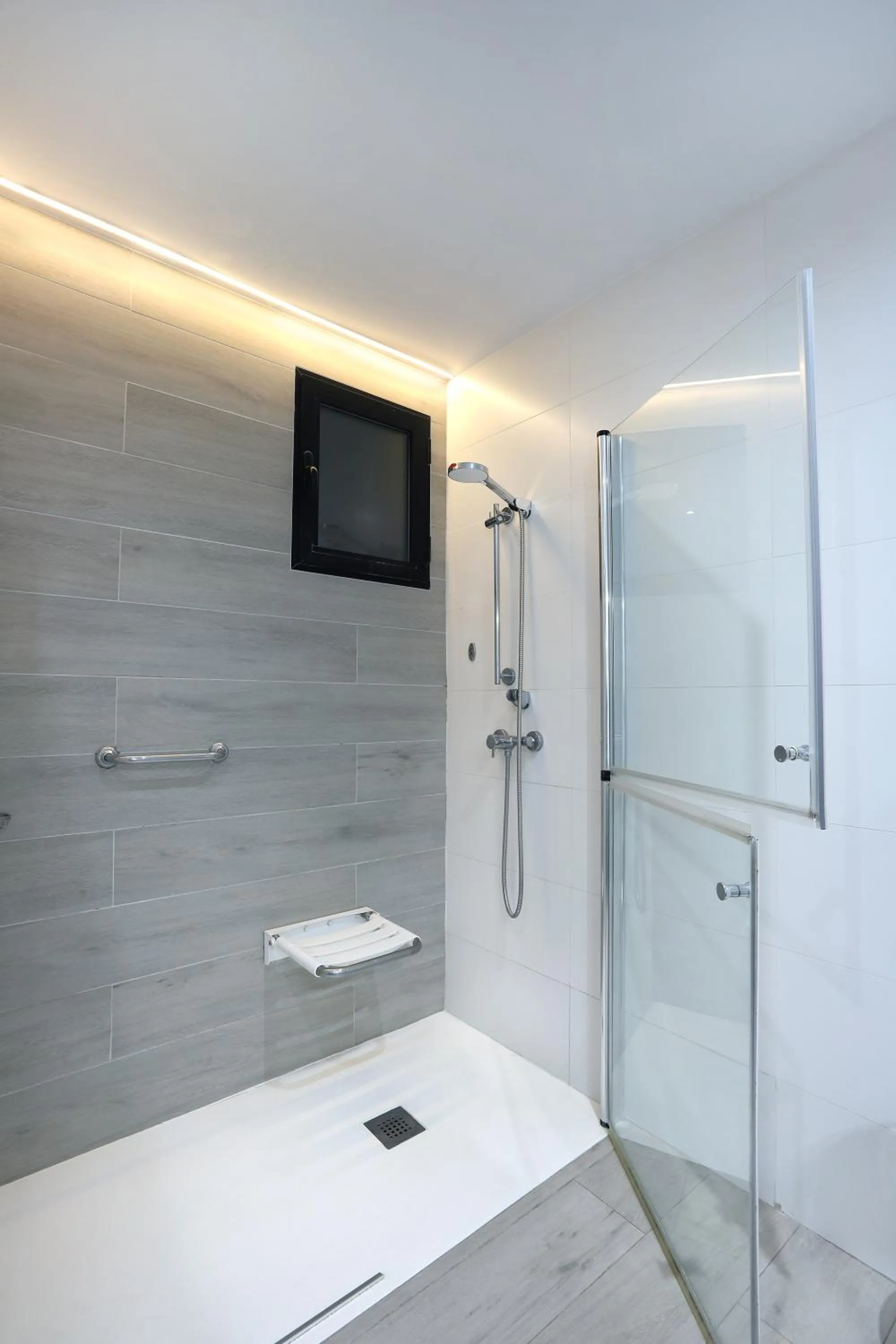 Shower in Hotel Alameda