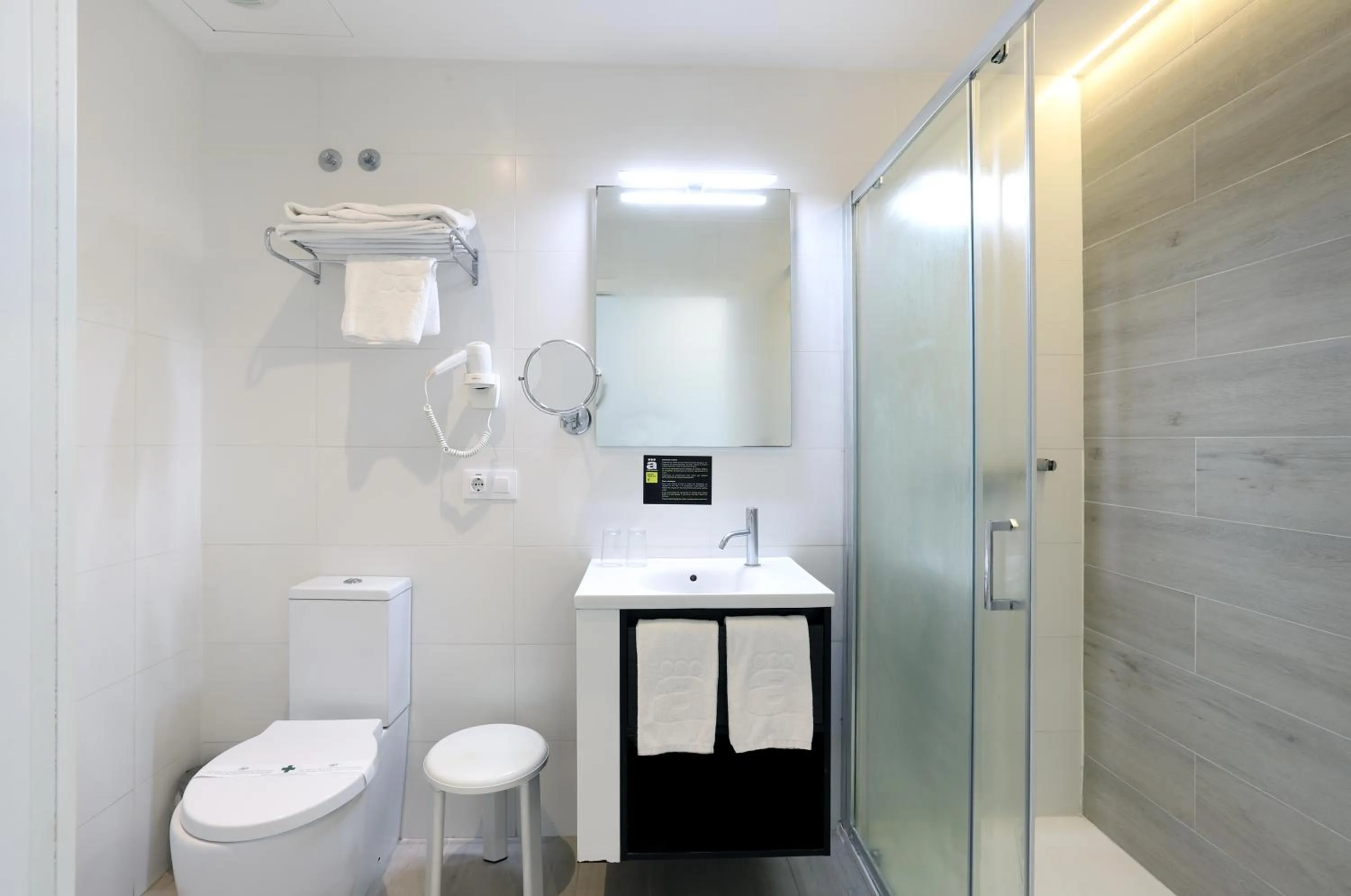 Shower in Hotel Alameda