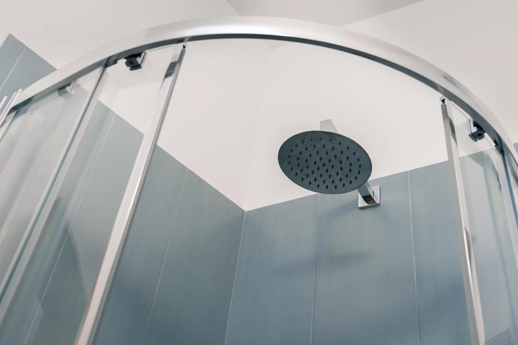 Shower in MojoCoHouse