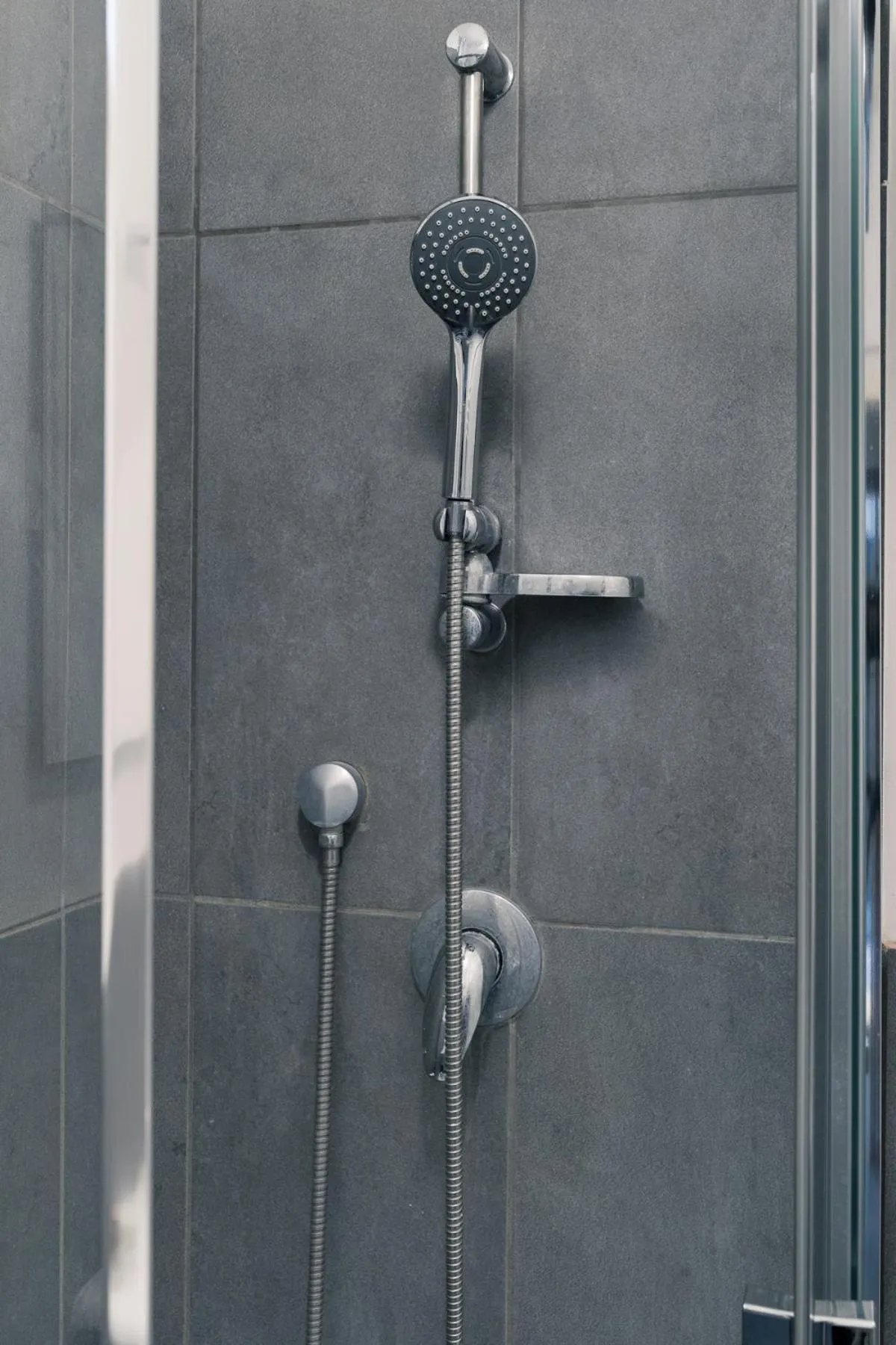 Shower in MojoCoHouse