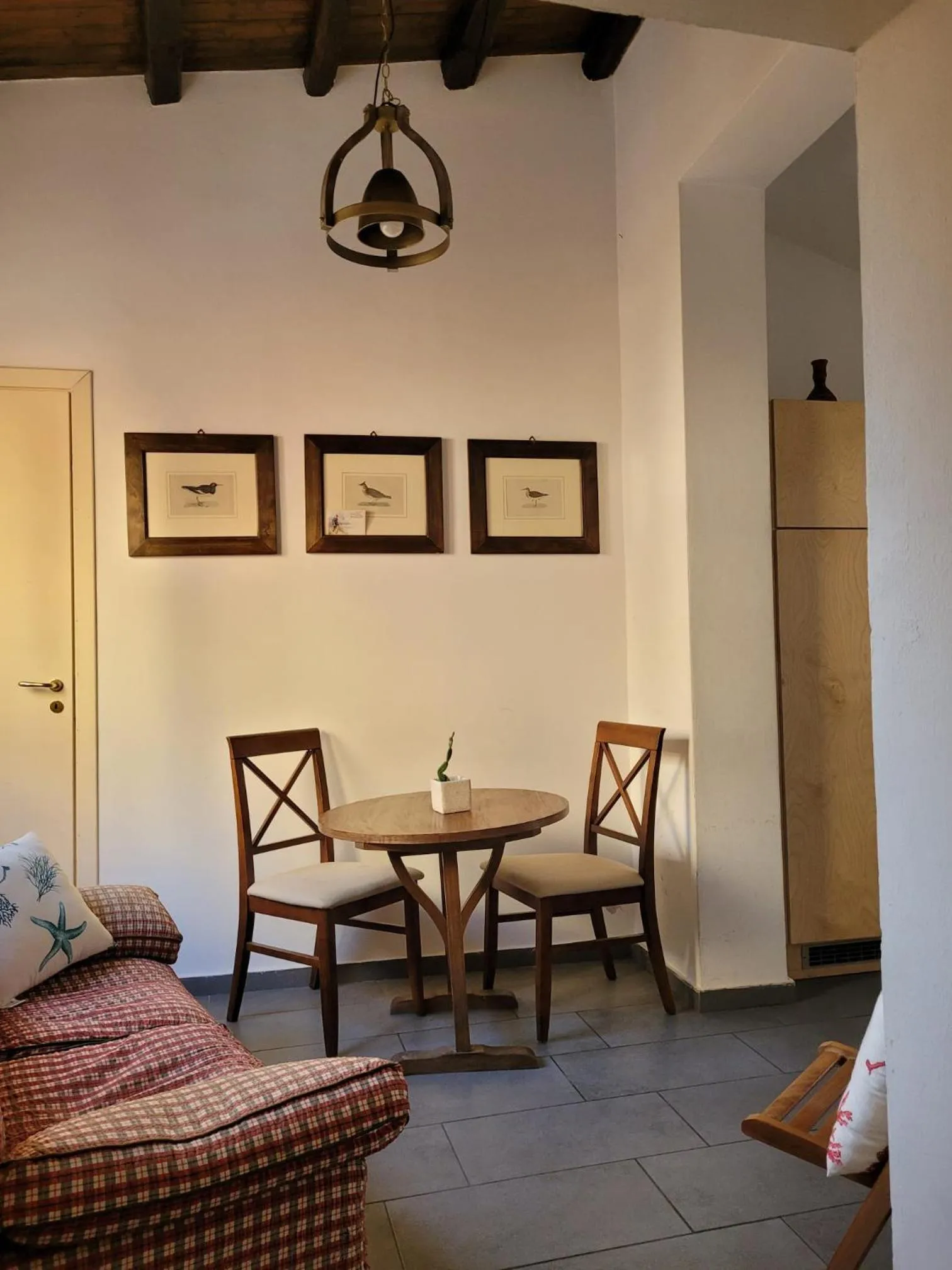 Dining area, Bed in MojoCoHouse