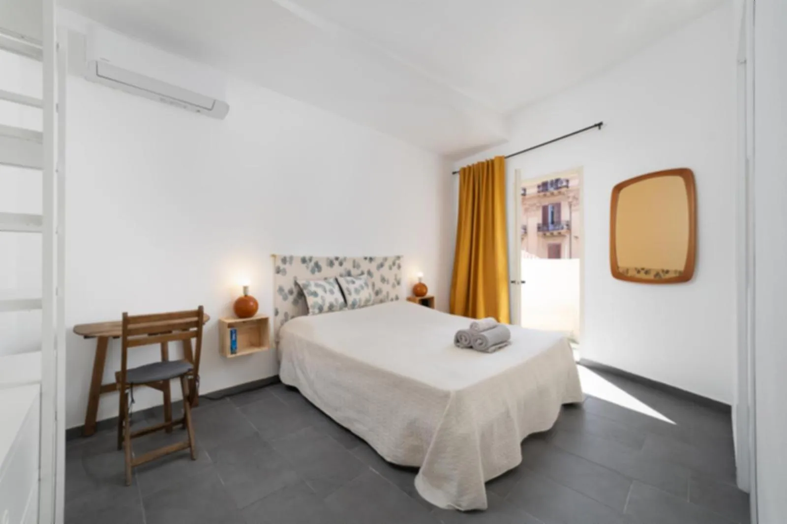 Photo of the whole room, Bed in MojoCoHouse