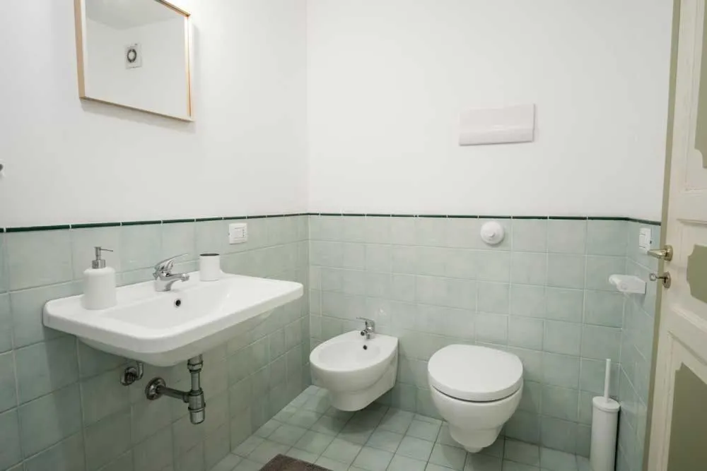 Toilet in MojoCoHouse