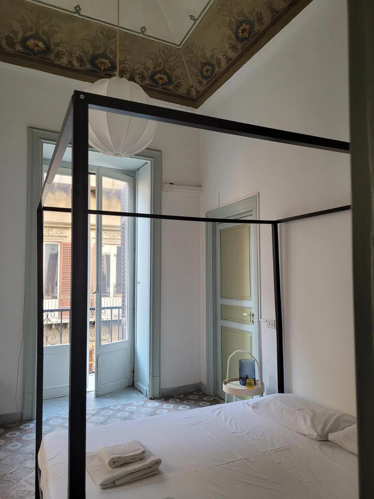 Photo of the whole room, Bed in MojoCoHouse
