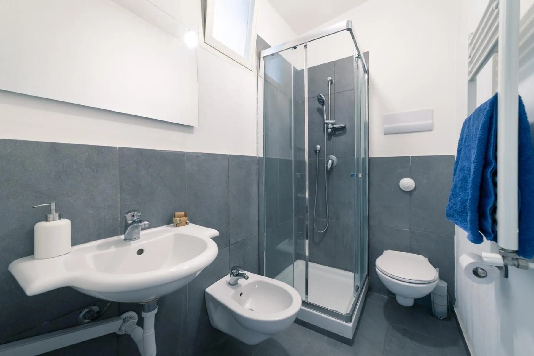 Shower in MojoCoHouse