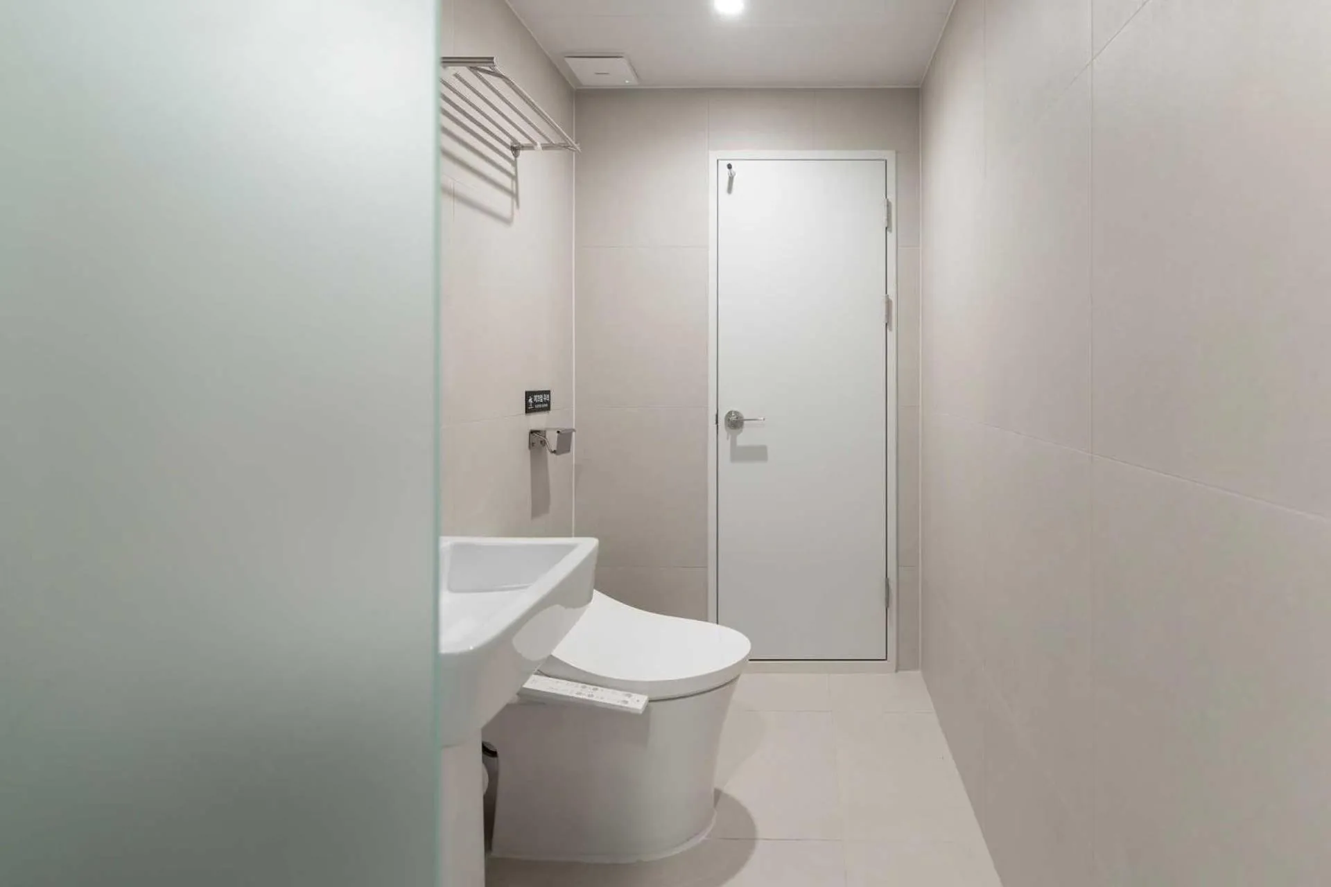 Shower in Nouvelle Hotel and Spa Jongno by Aank