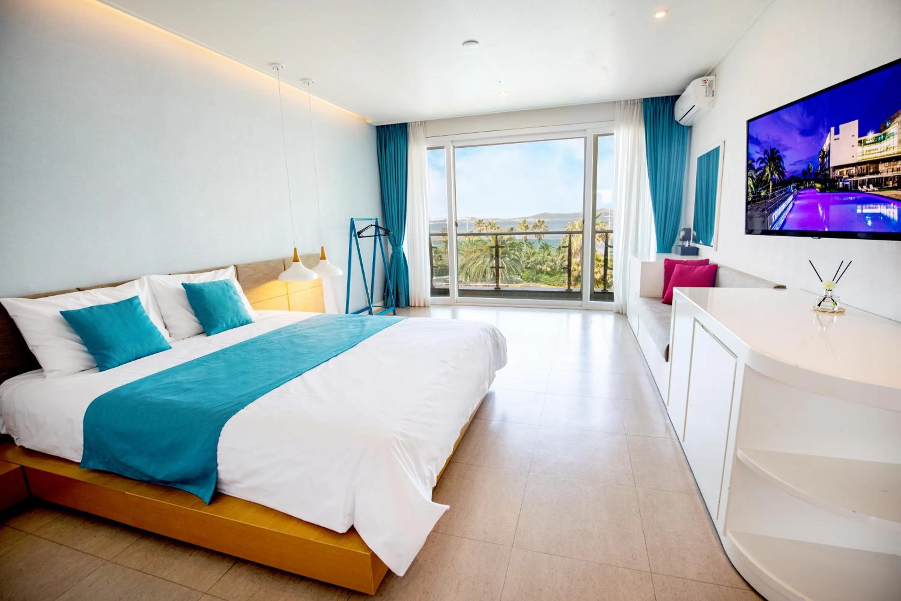 Landmark view, Bed in The Four Grace Resort