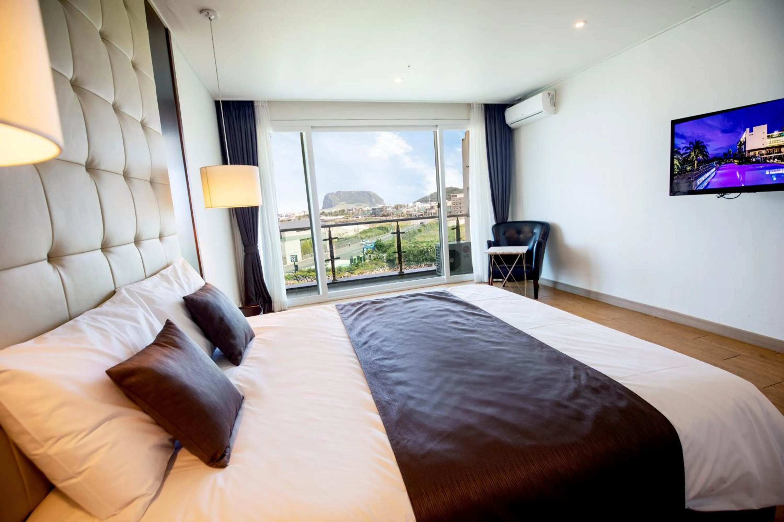 Landmark view, Bed in The Four Grace Resort