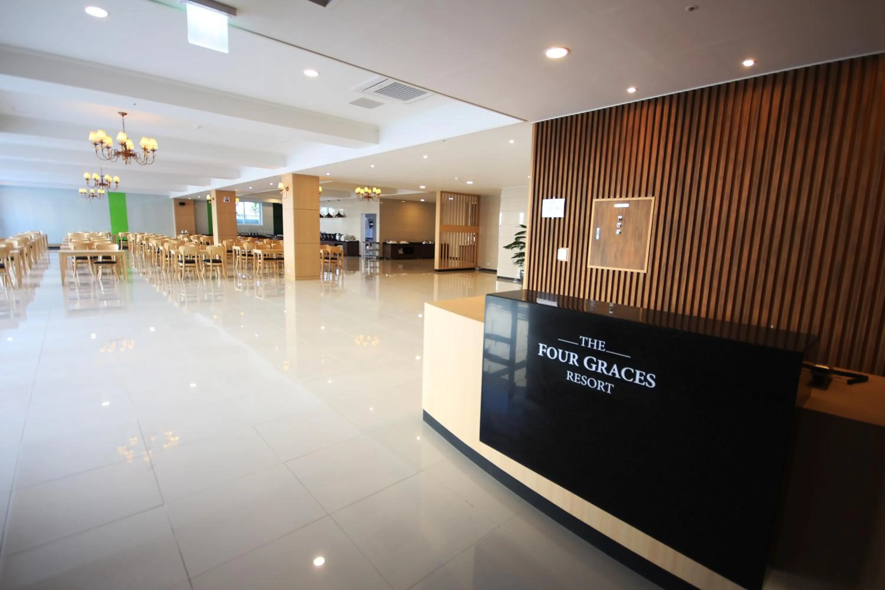 Restaurant/places to eat in The Four Grace Resort