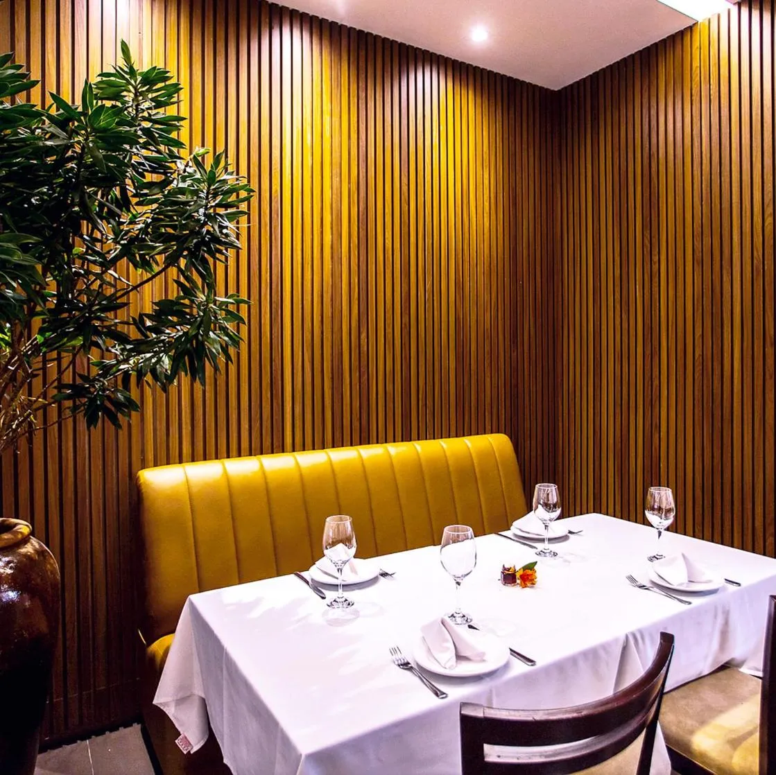 Restaurant/places to eat in Fratele Business Hotel