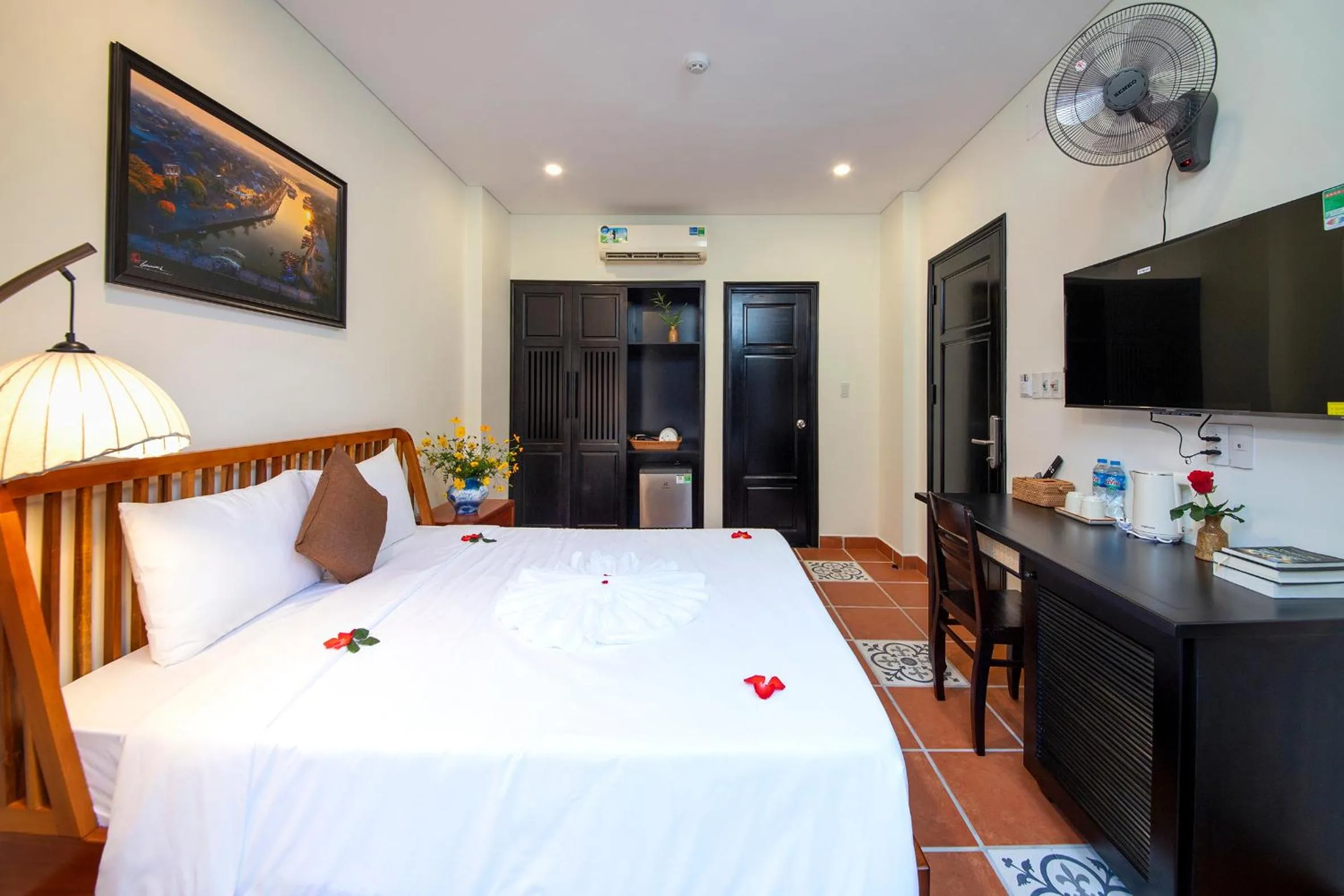 Communal lounge/ TV room, Bed in Du Yen Hoi An Villa