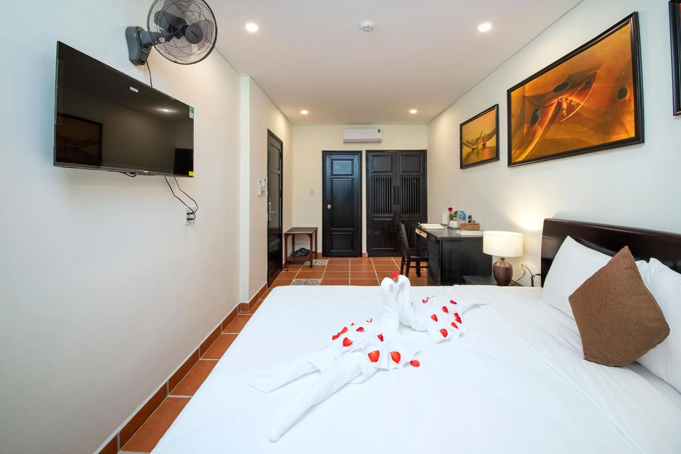 Communal lounge/ TV room, Bed in Du Yen Hoi An Villa