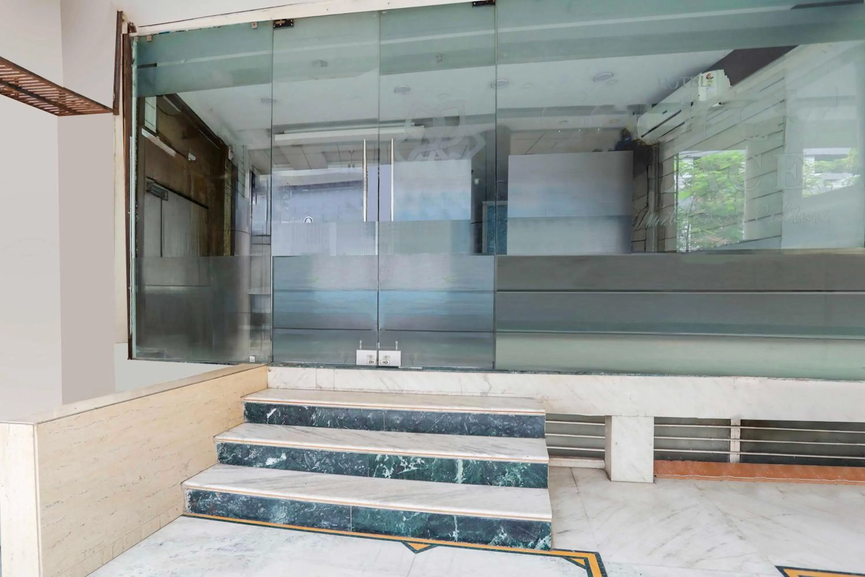 Facade/entrance, Bed in Hotel O Bhopal DB City Mall