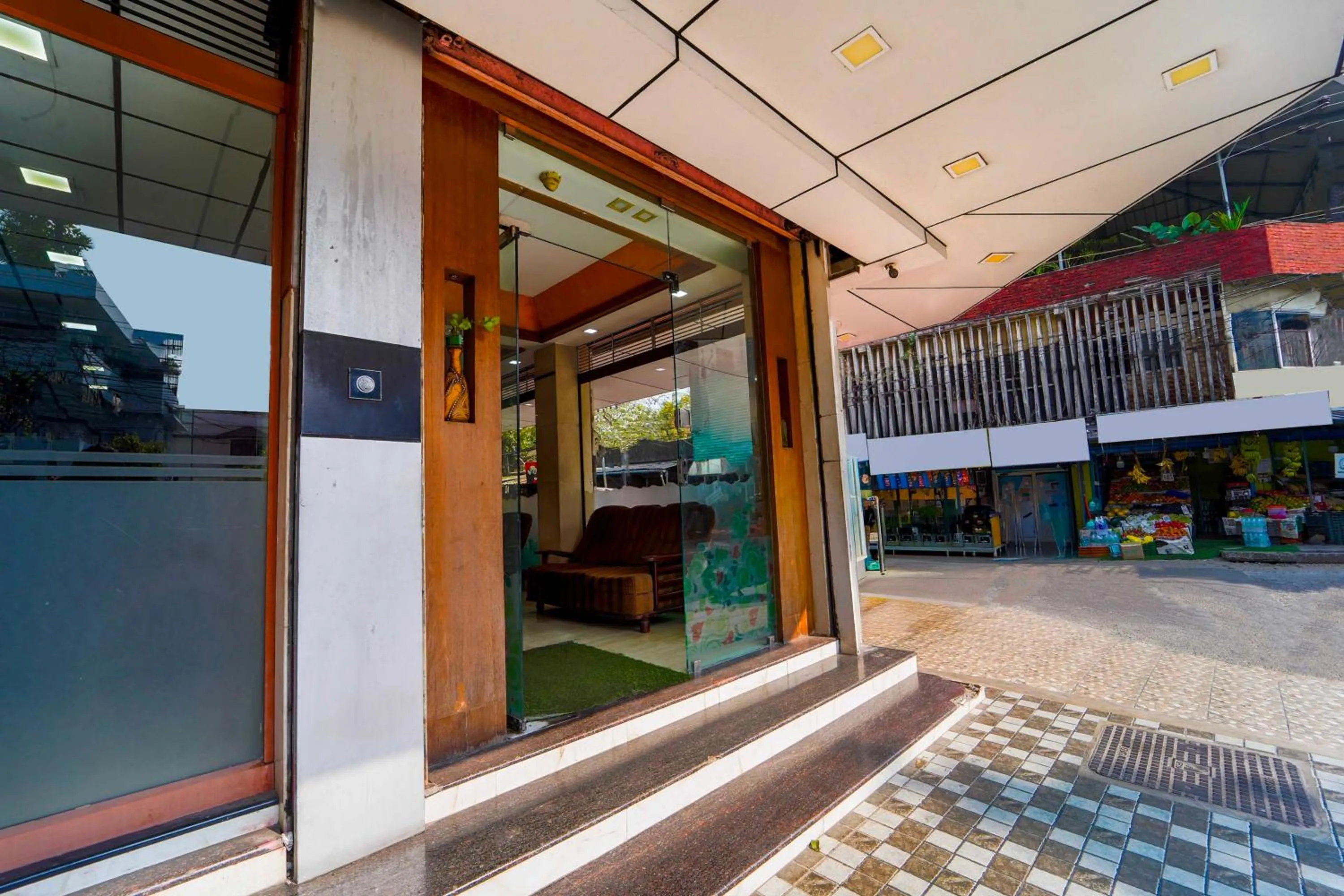 Facade/entrance in Hotel O Kaloor Metro Station