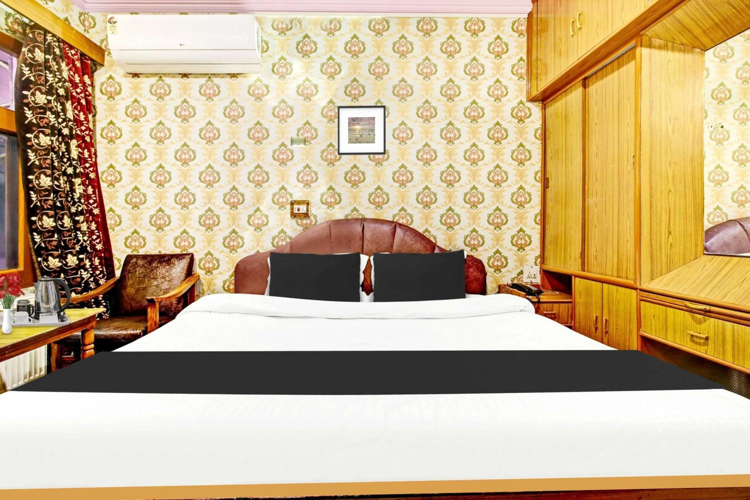 Bathroom, Bed in Collection O Residency Road Srinagar