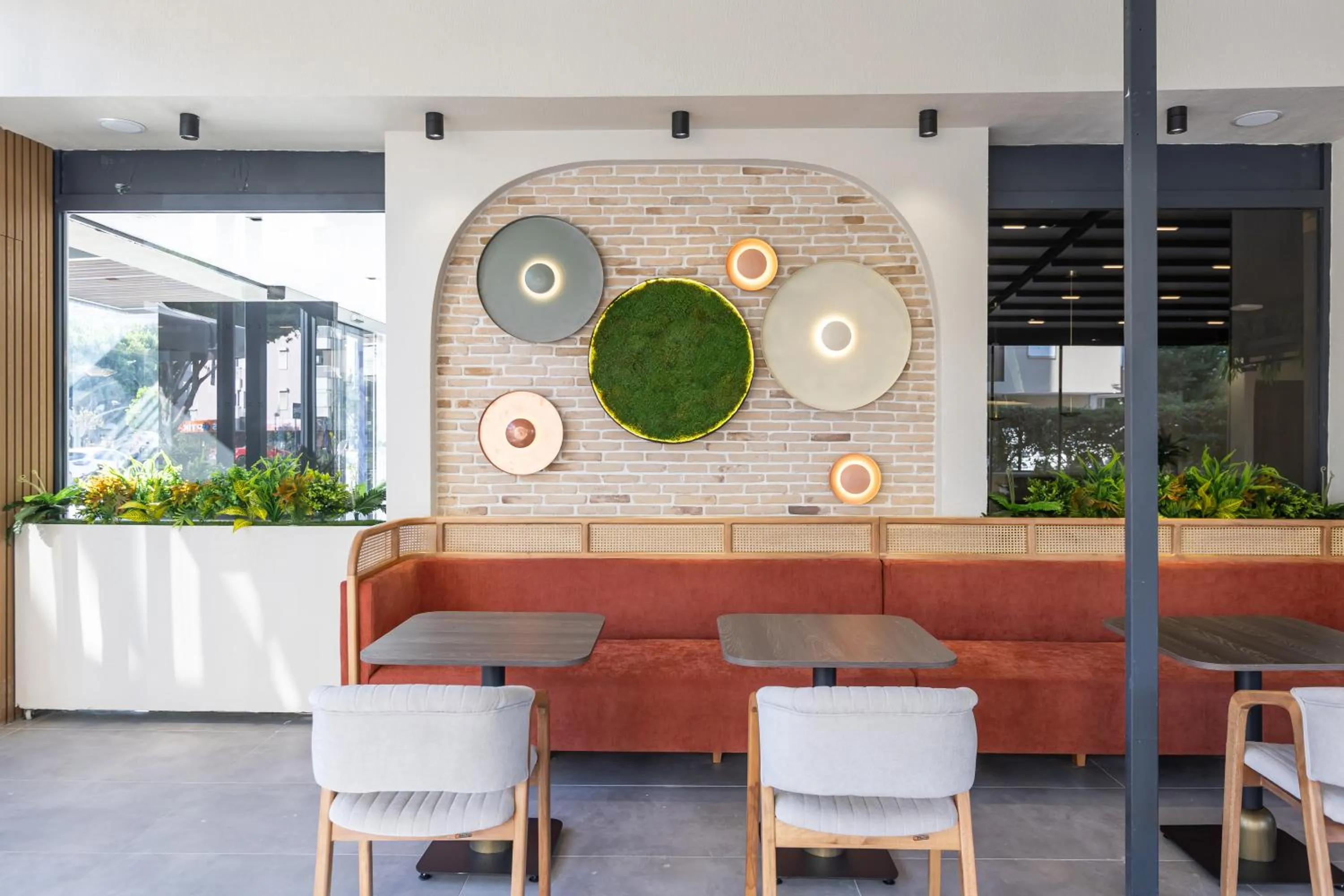 Restaurant/places to eat in Fora Inn Lara