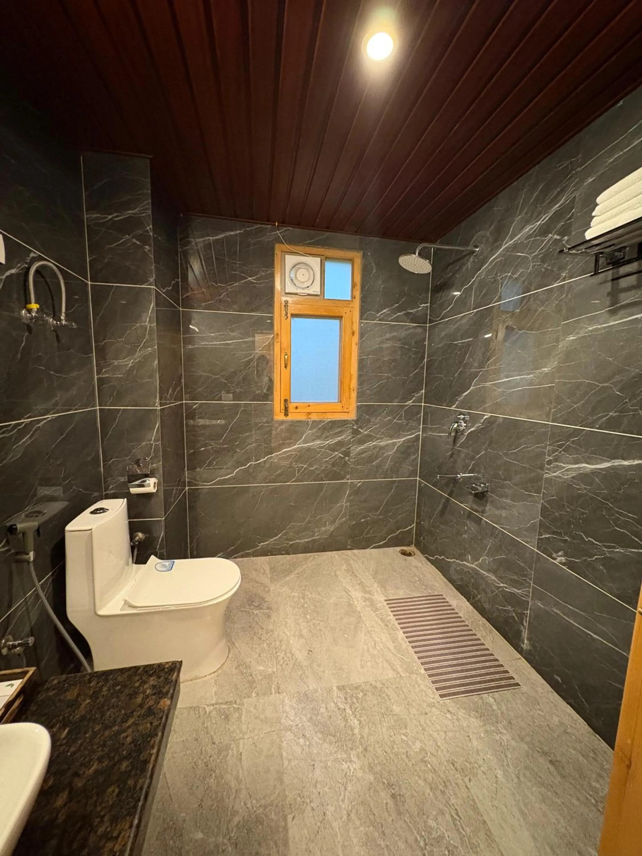 Bathroom in Hotel SNAS Retreat Manali