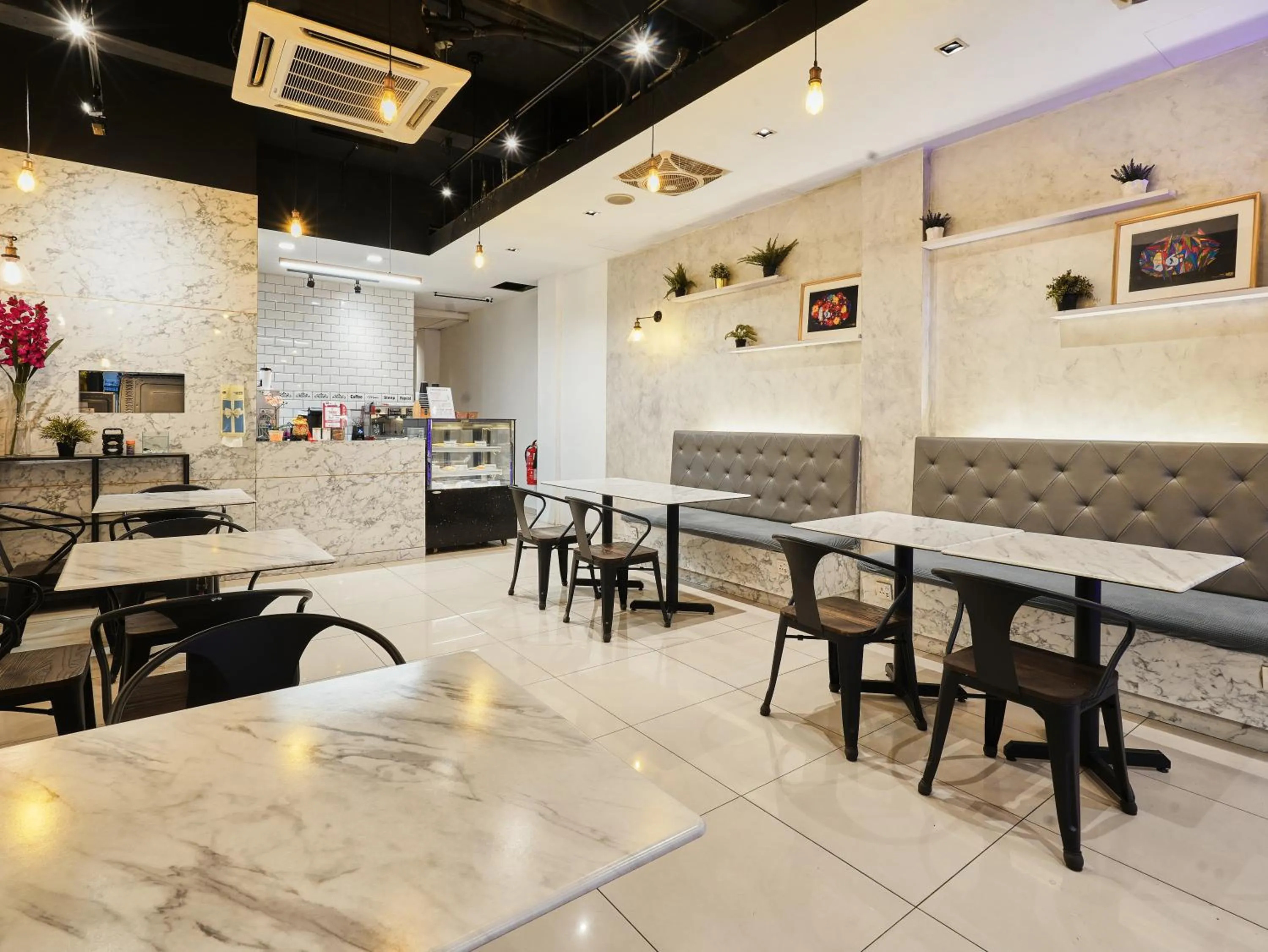 Restaurant/places to eat in Eco Roomy Hotel