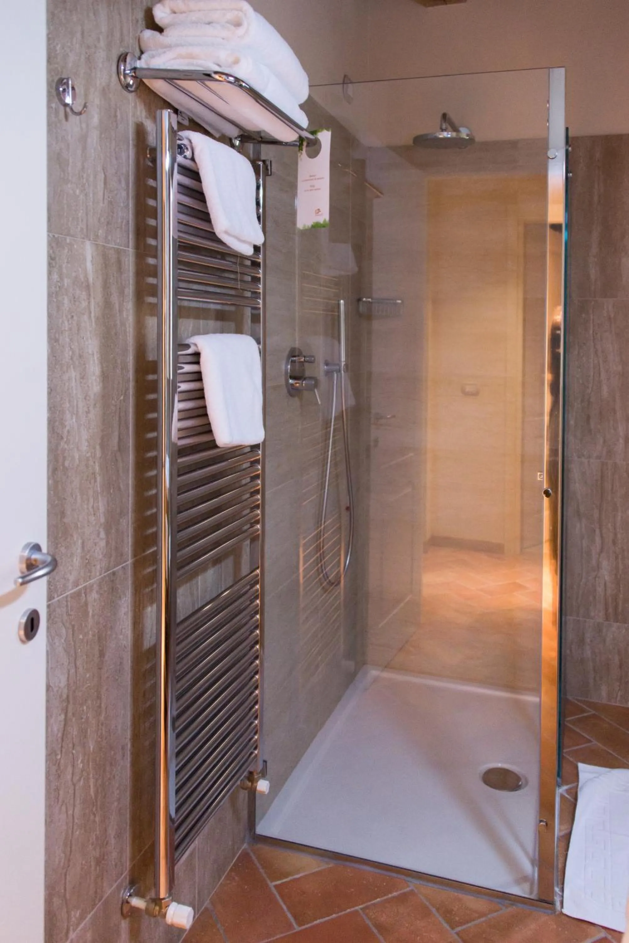 Shower in Hotel Sesmones