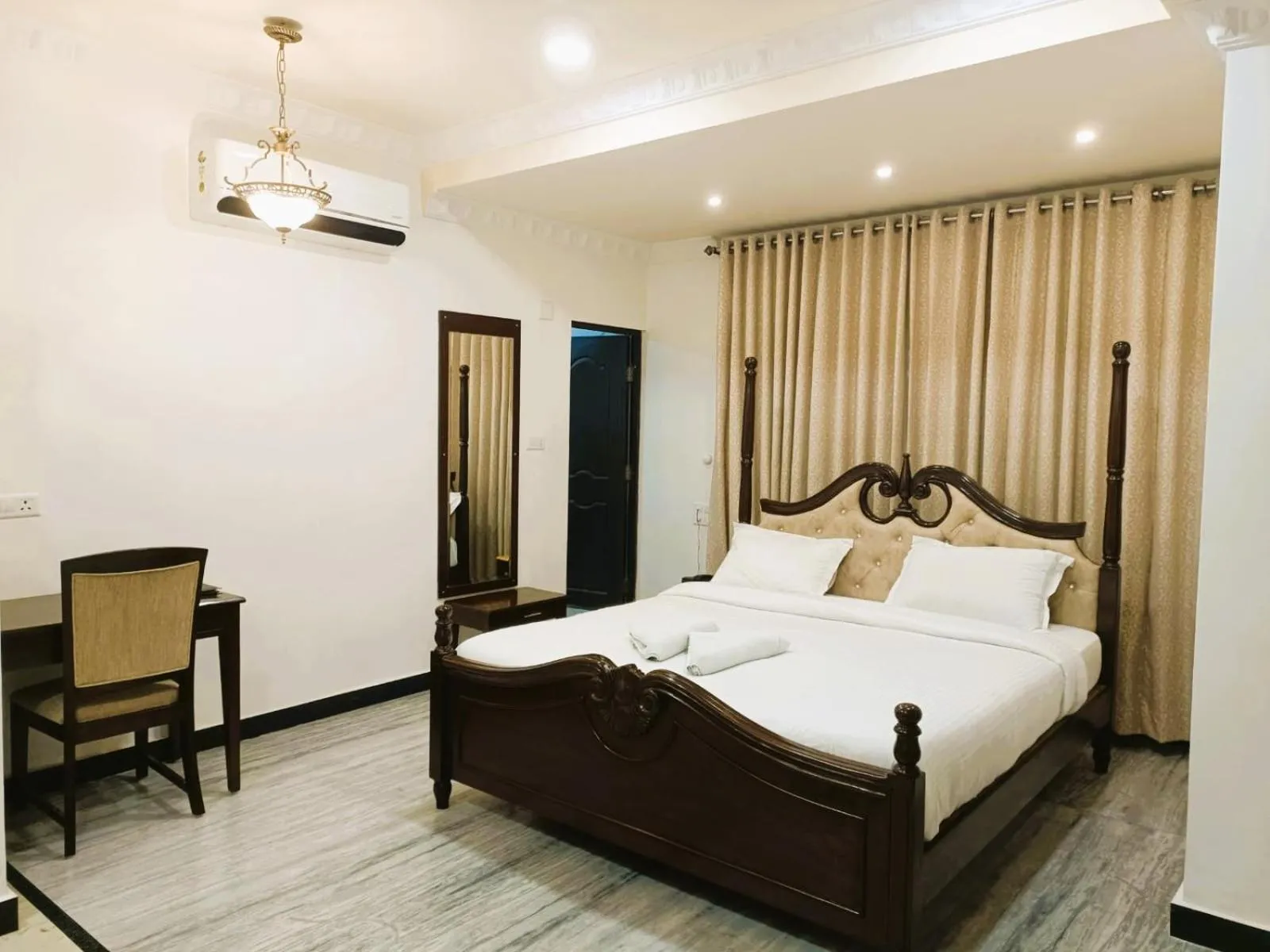 Superior Double Room - single occupancy in Hotel Jheel Mahal near City Palace