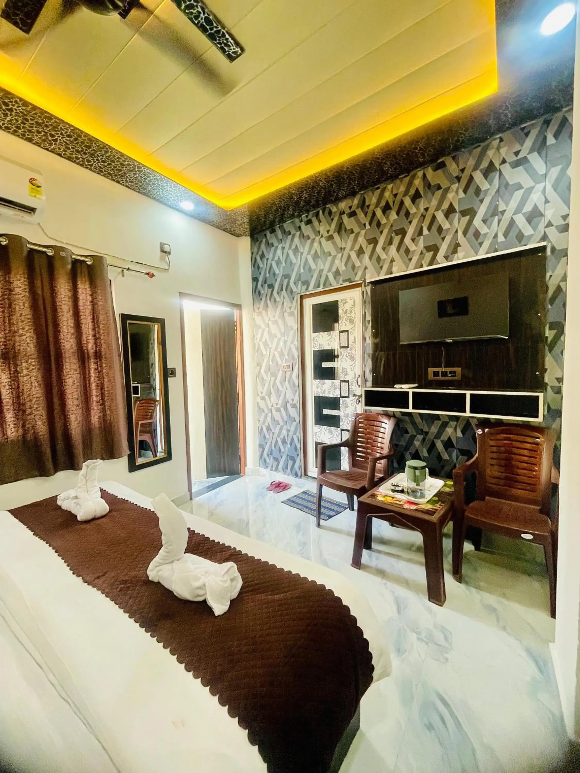 Deluxe Double Room with Balcony - single occupancy in Hotel Kashi In Deluxe Double Room with Balcony - single occupancy in Hotel Kashi In