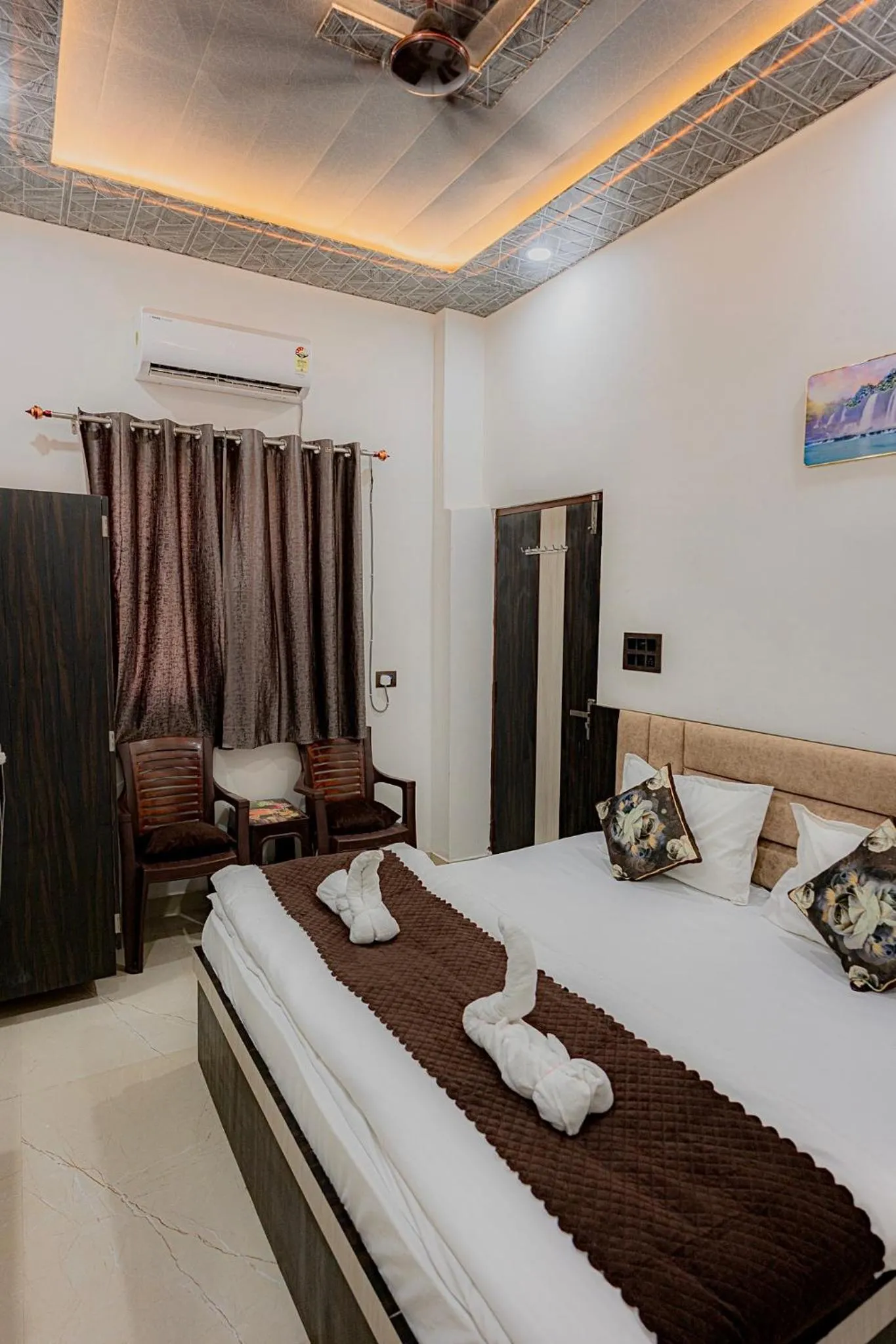 Deluxe Double Room (2 Adults + 1 Child) - single occupancy in Hotel Kashi In