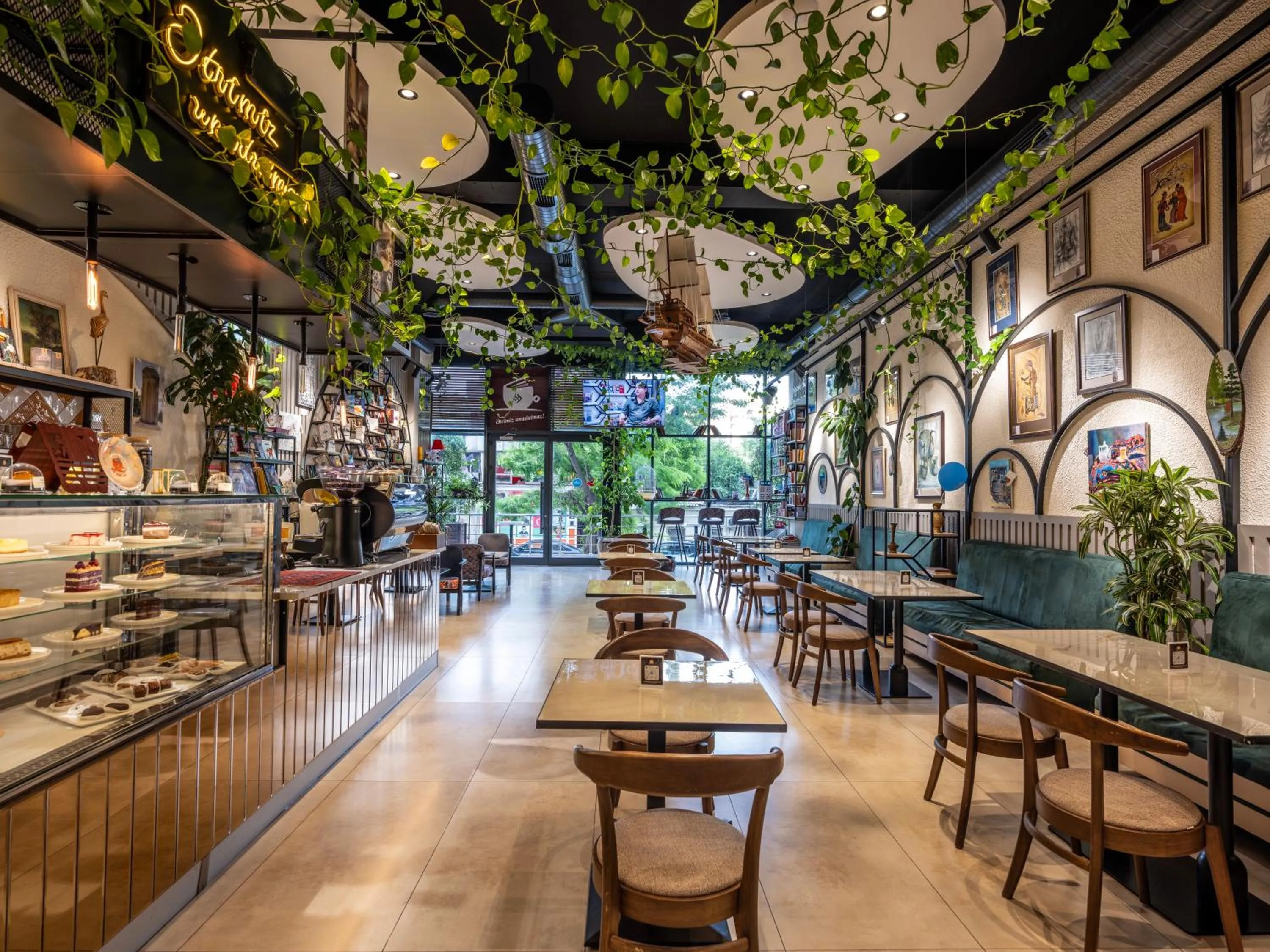 Restaurant/places to eat in Novo Sky Hotel