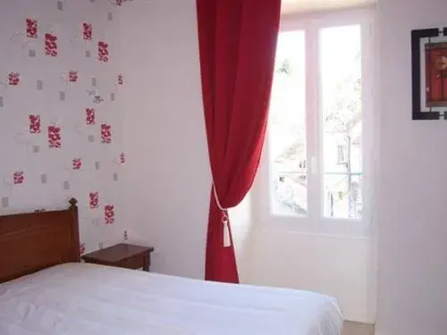 Economy Double Room in Hotel D'Albion Economy Double Room in Hotel D'Albion