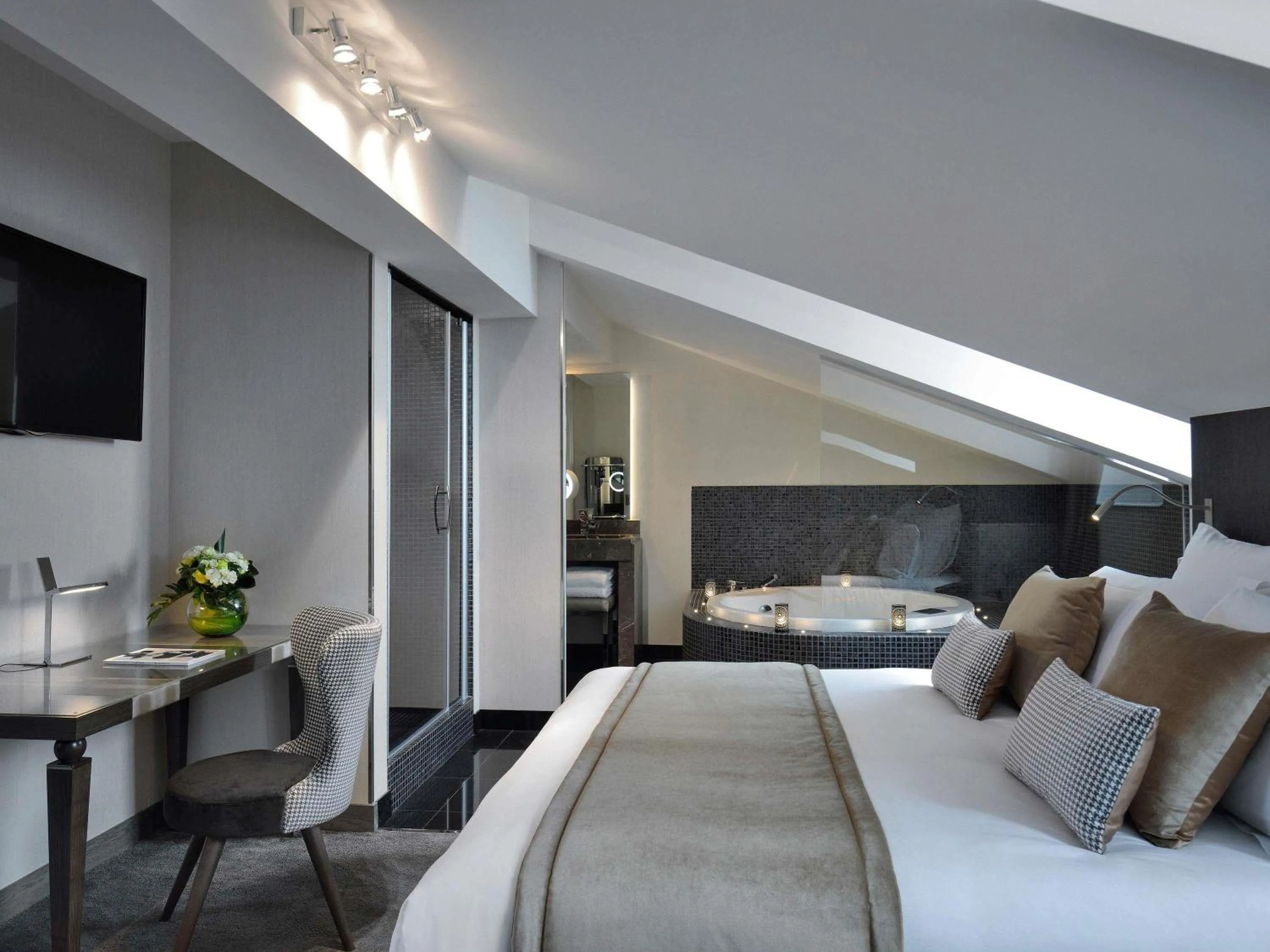 Superior Double Room Bathtub in La Cour des Consuls Hotel & Spa Toulouse - MGallery Collection