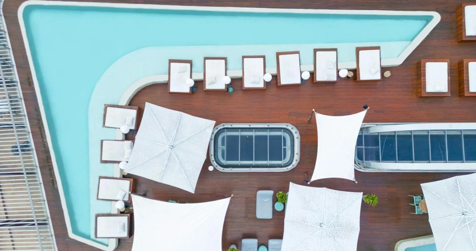 Swimming pool in Setai Yacht Apart Hotel by lesuites