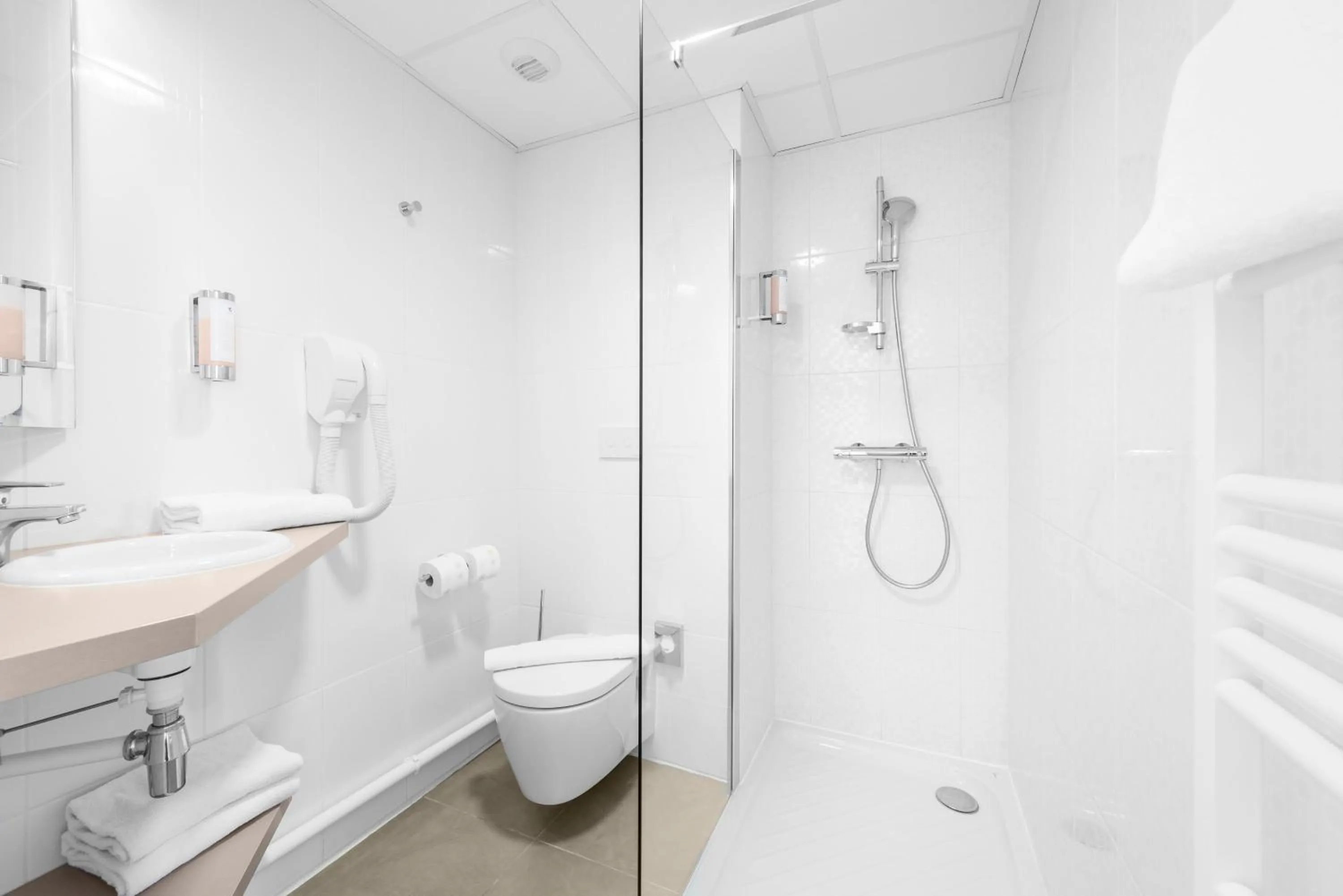 Shower in Kyriad Lyon Est Stadium Eurexpo Meyzieu