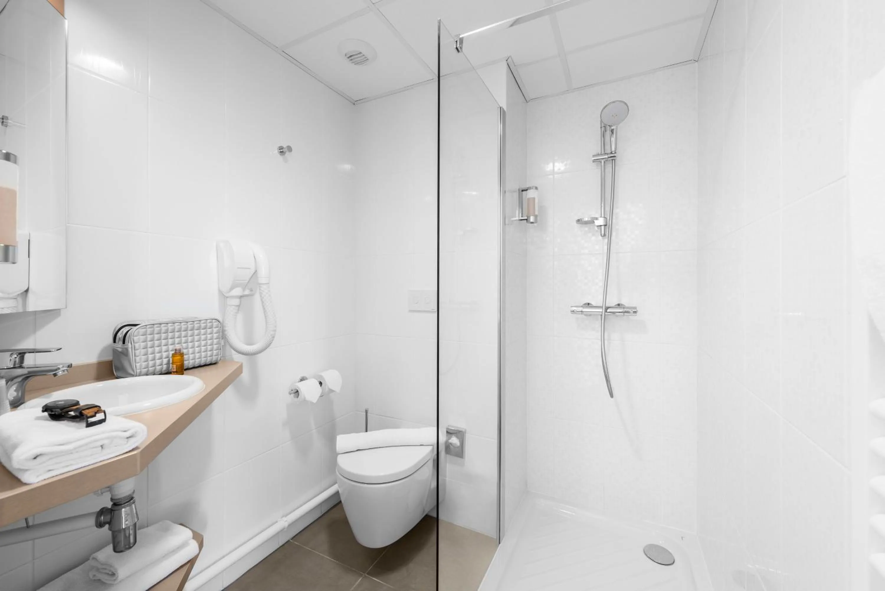 Shower in Kyriad Lyon Est Stadium Eurexpo Meyzieu