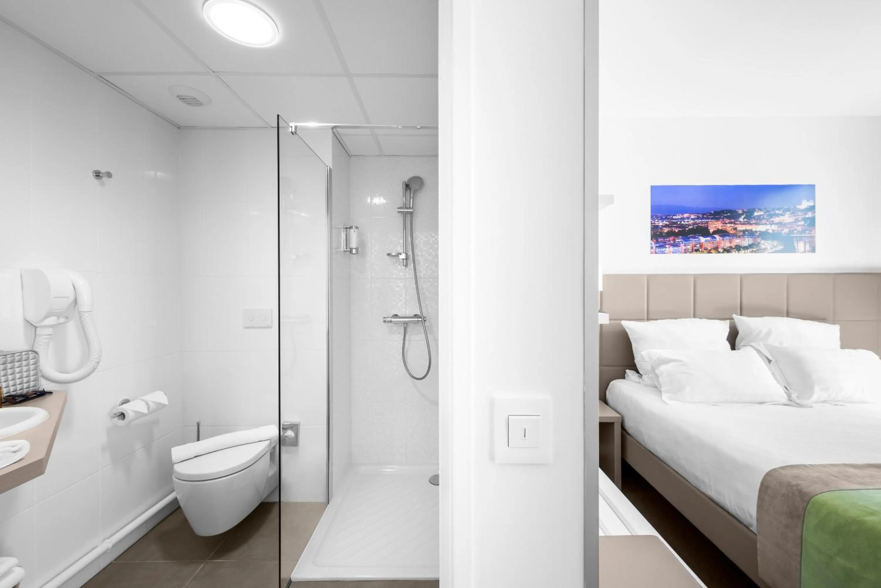 Shower, Bed in Kyriad Lyon Est Stadium Eurexpo Meyzieu