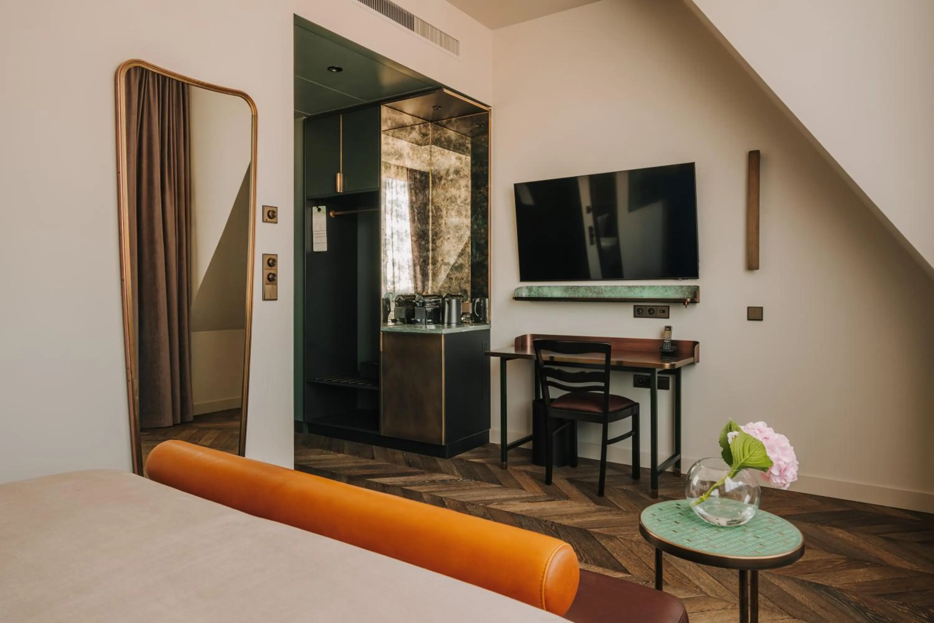 Photo of the whole room, Bed in The Cyrus Hotel