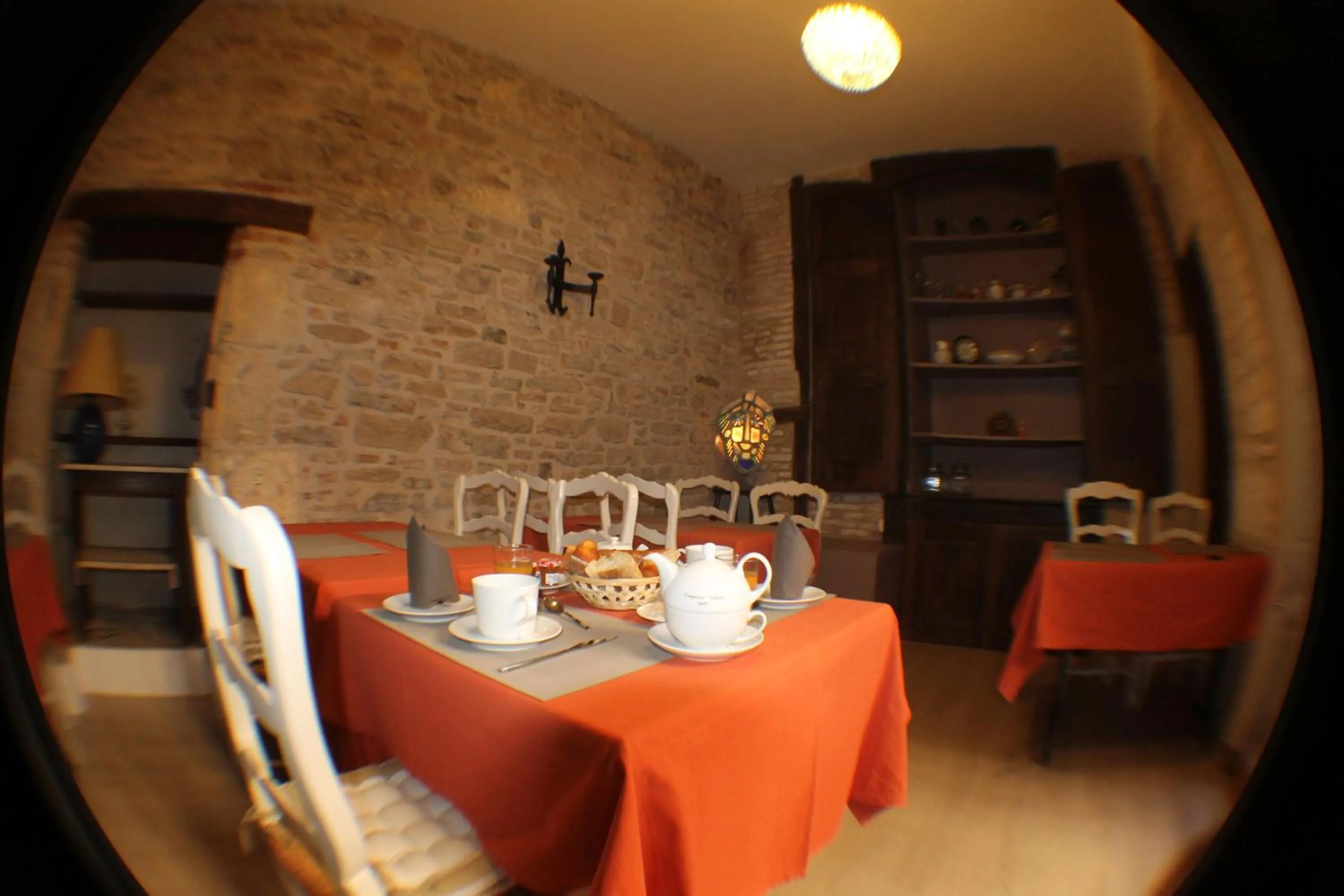 Restaurant/places to eat in Hotel Raymond VII