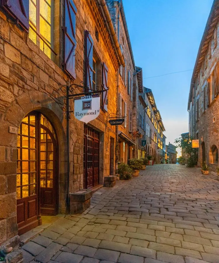 Property building in Hotel Raymond VII