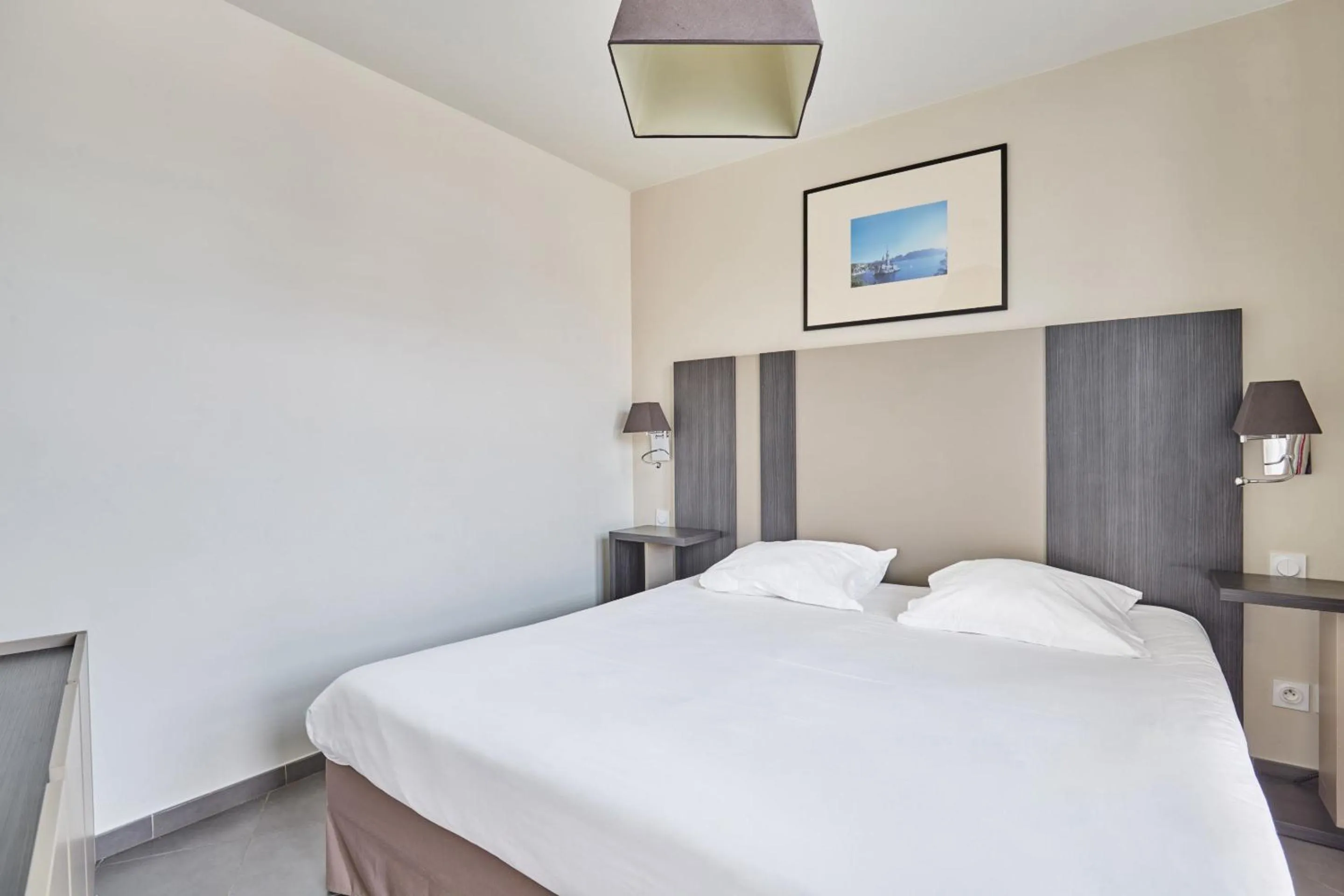 Bed in Appart'hôtel Odalys City - Marseille Prado