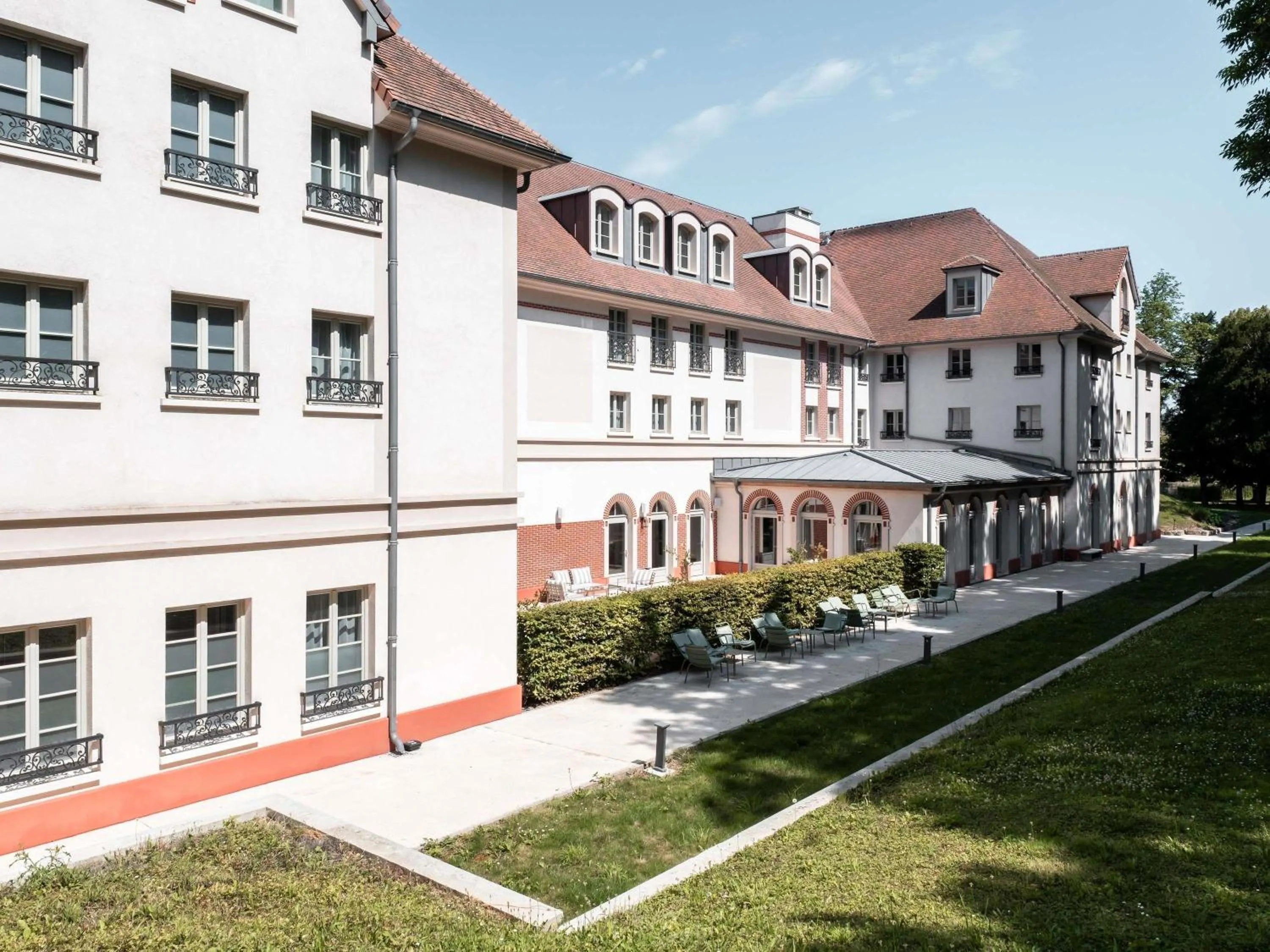 Property building in Mercure Maintenon