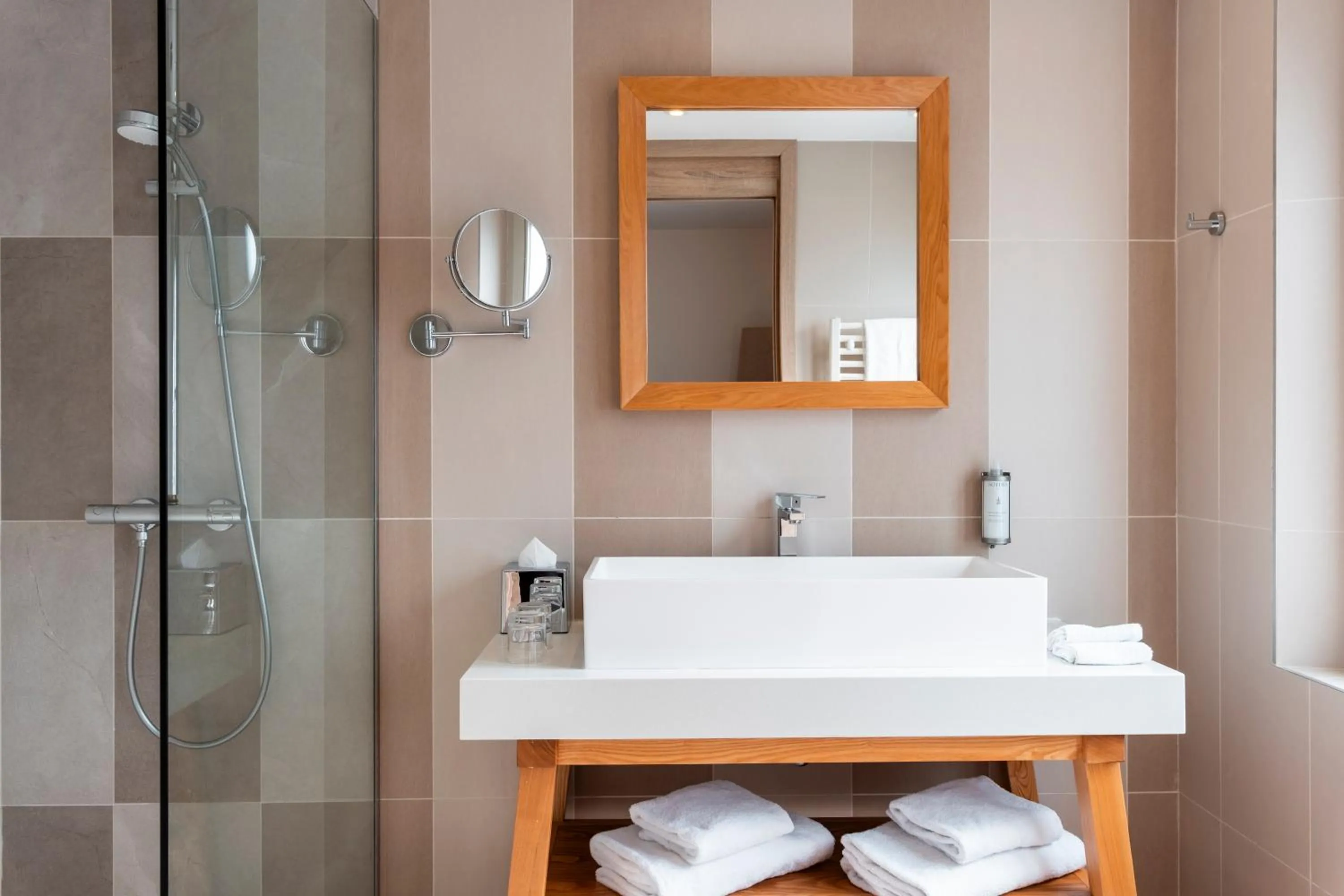 Shower in Mercure Maintenon