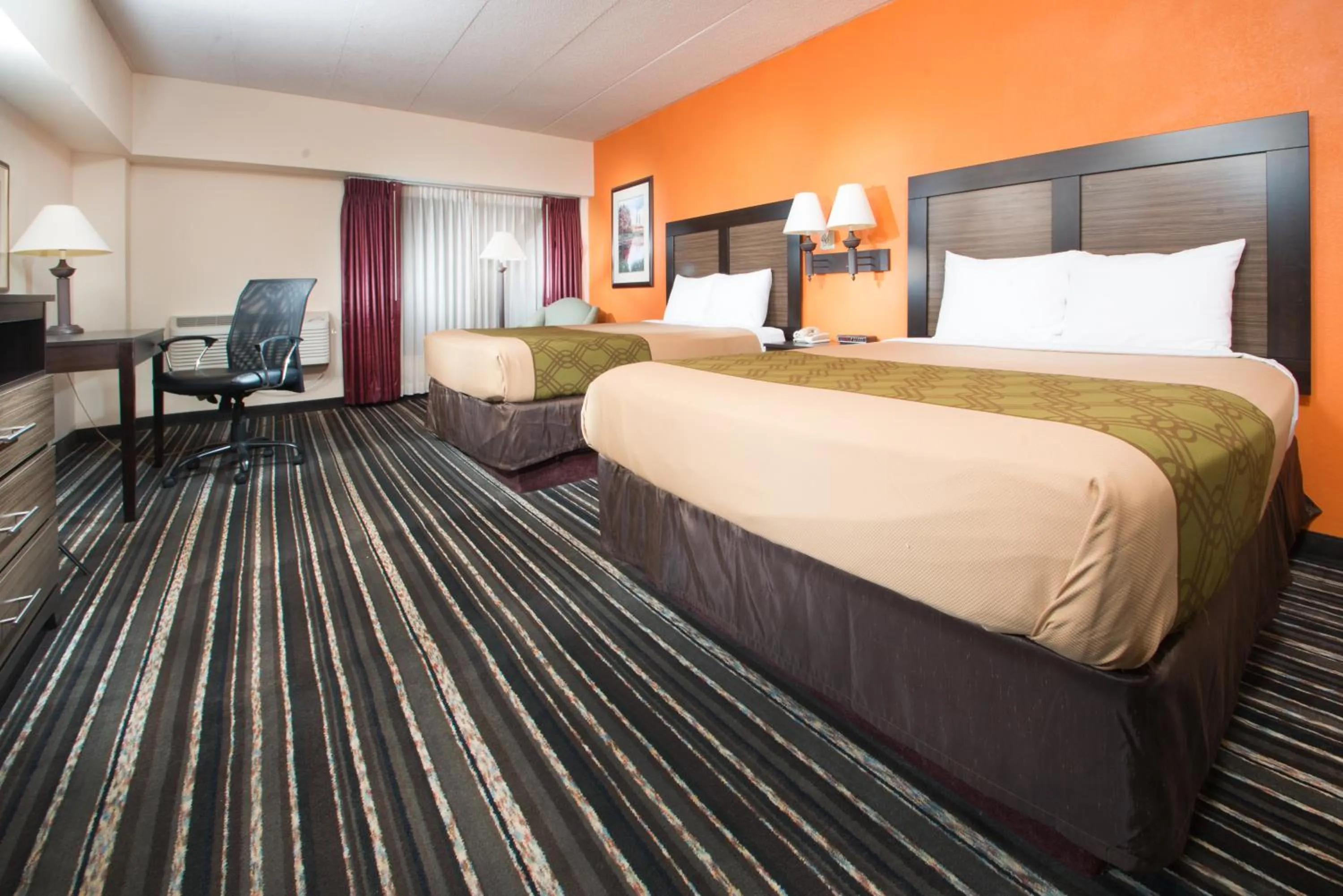 Bedroom, Bed in Crossroads Hotel and Huron Event Center