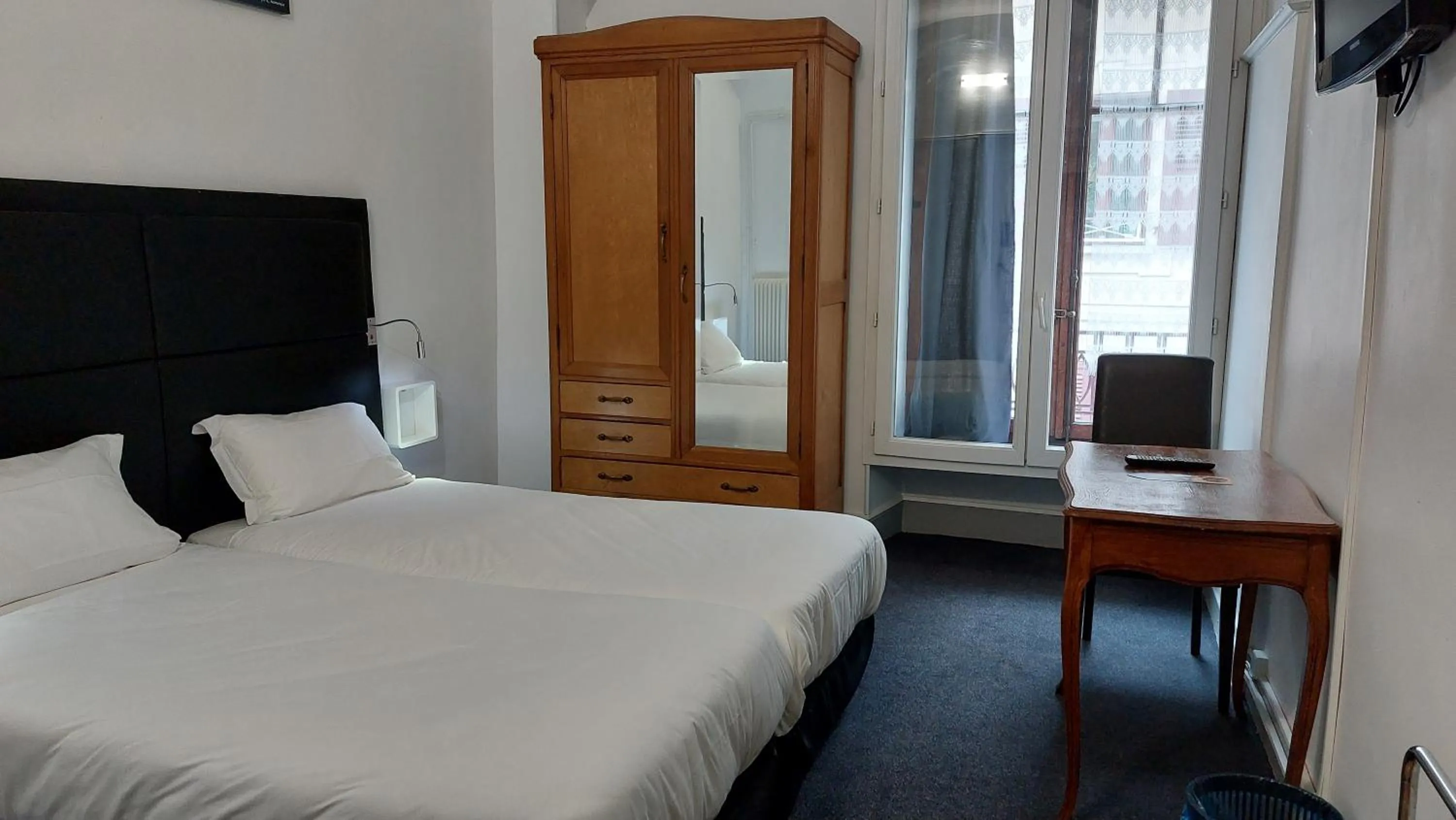 Bed in Hôtel du Palais