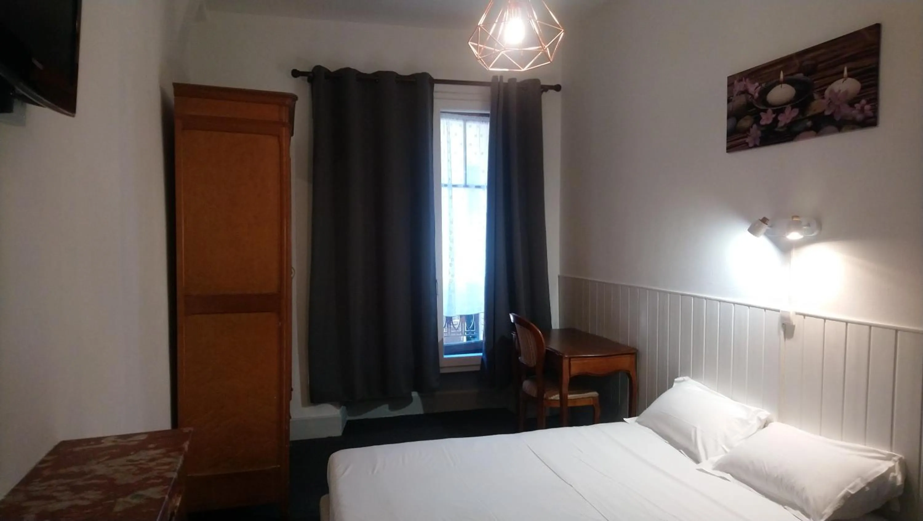 Bed in Hôtel du Palais