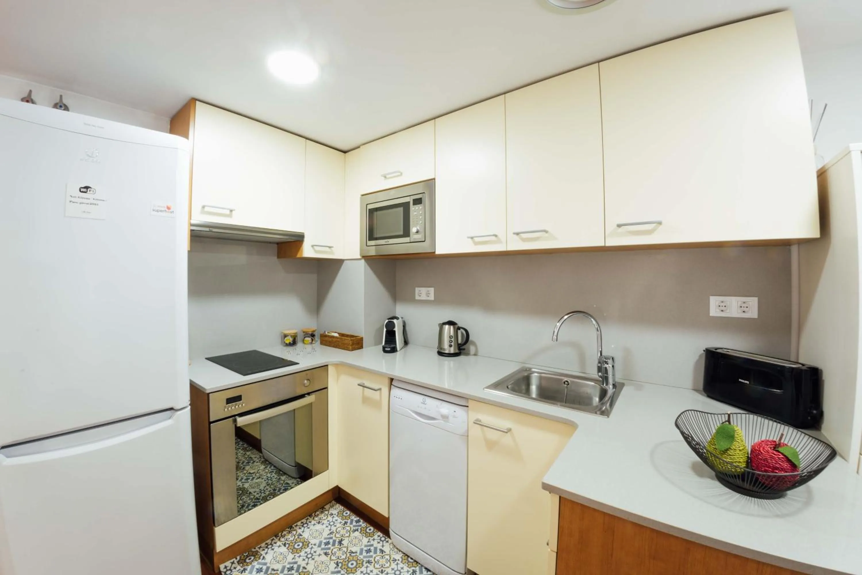 Food and drinks in Little Home Girona