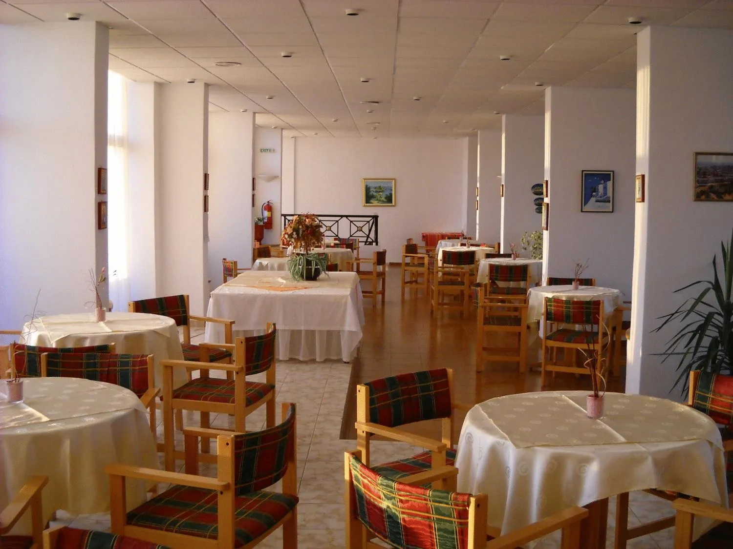 Restaurant/places to eat in Telhinis Hotel & Apartments