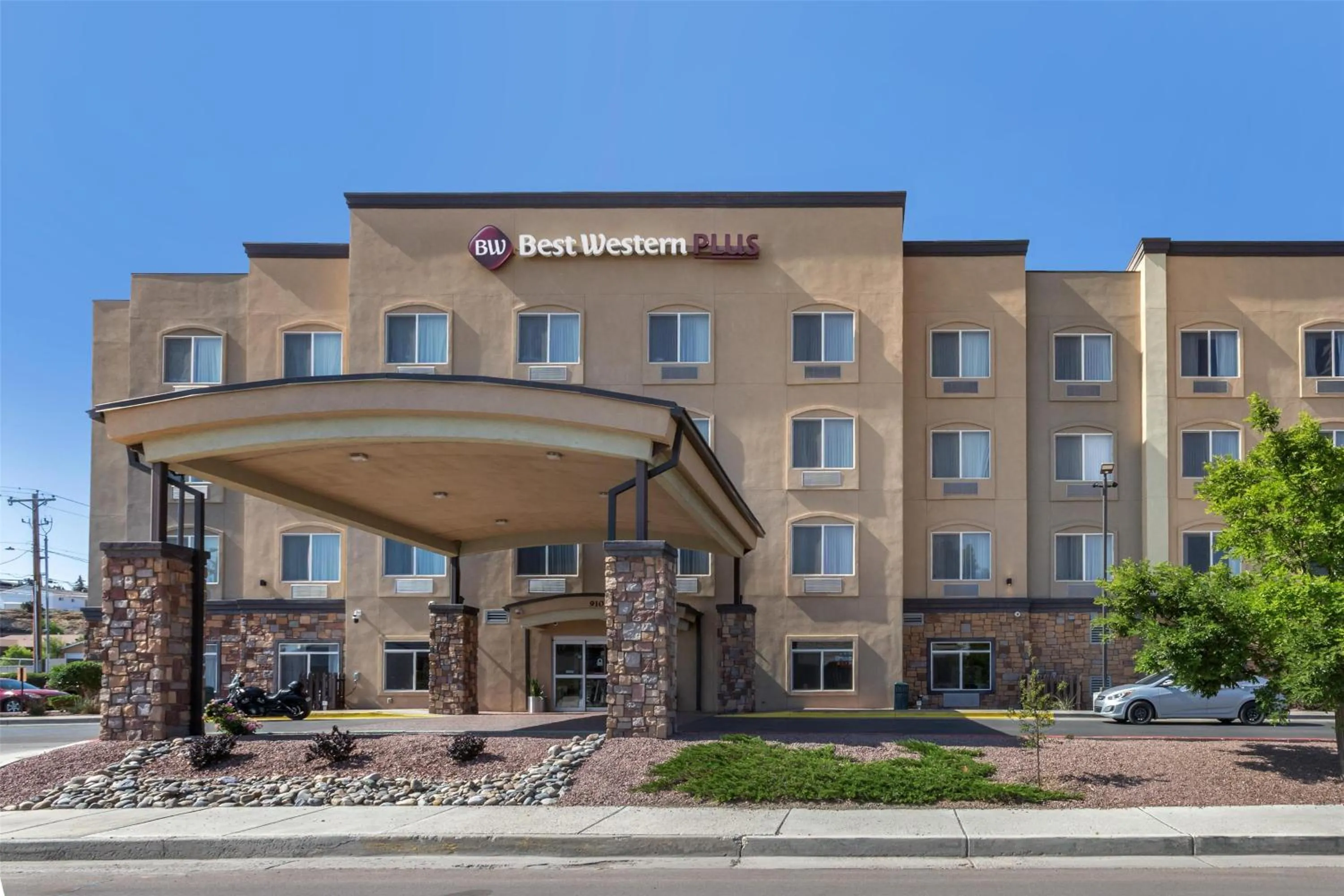 Property building in Best Western Plus Gallup Inn & Suites