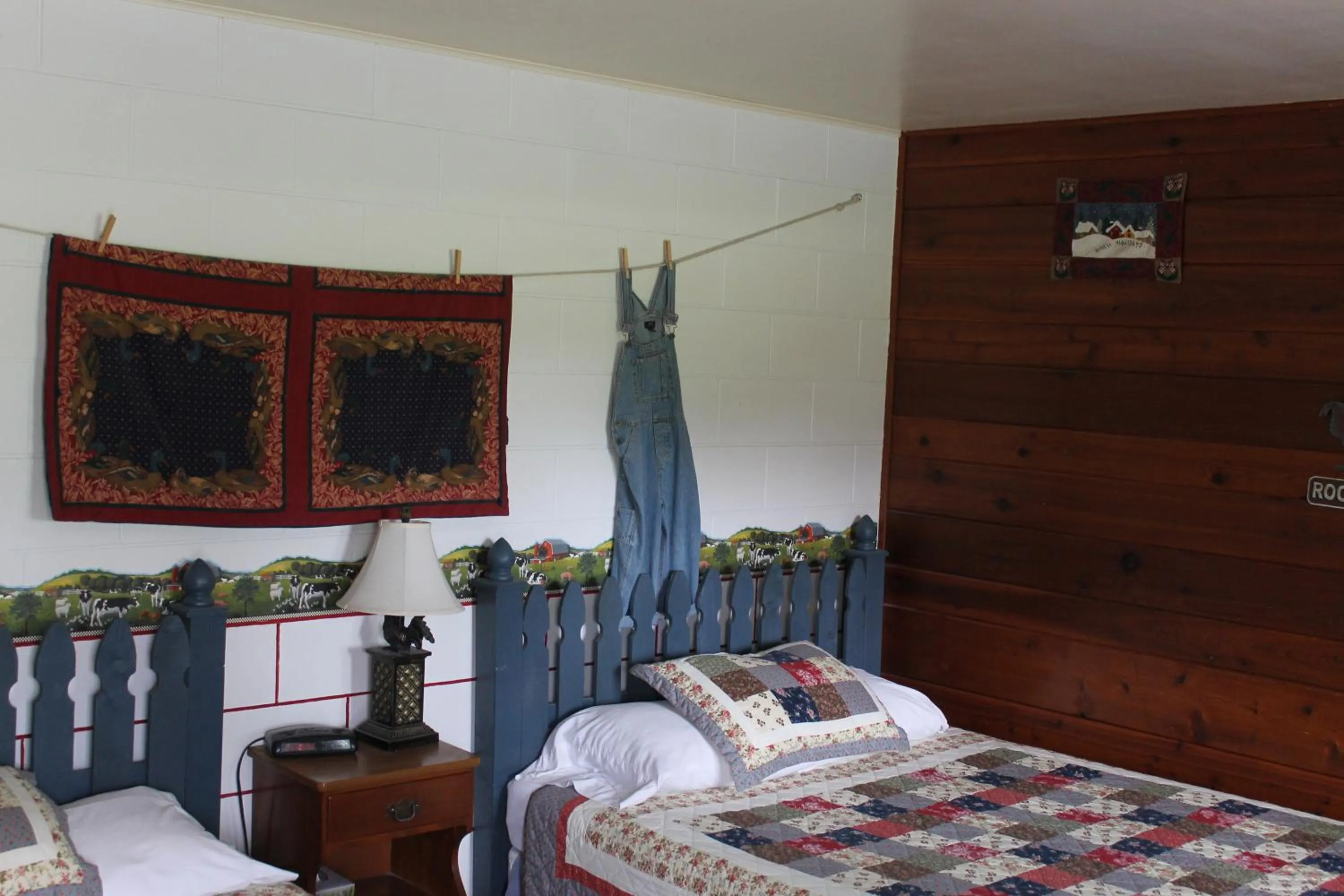 Photo of the whole room, Bed in Chateau Lodge