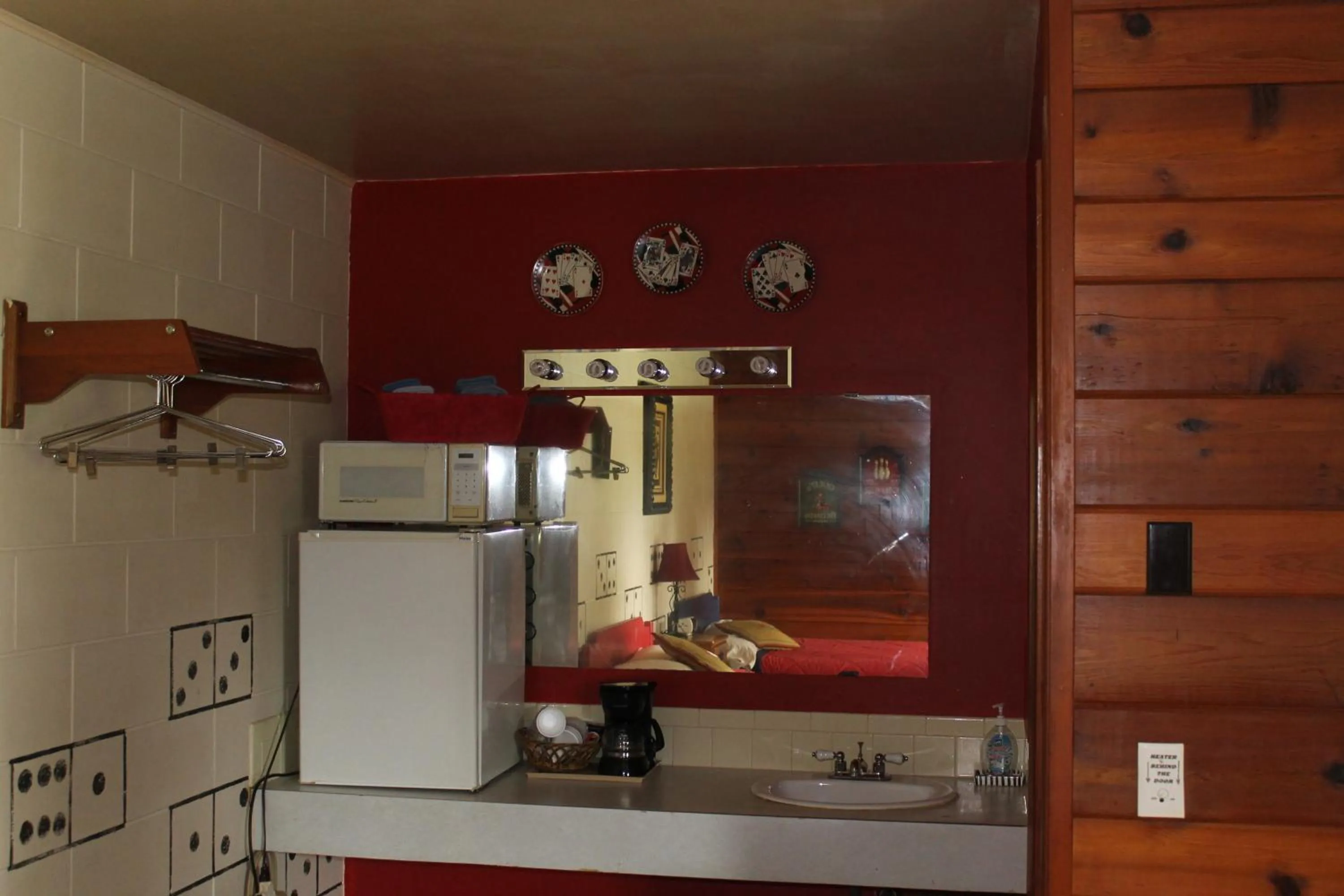 Coffee/tea facilities in Chateau Lodge